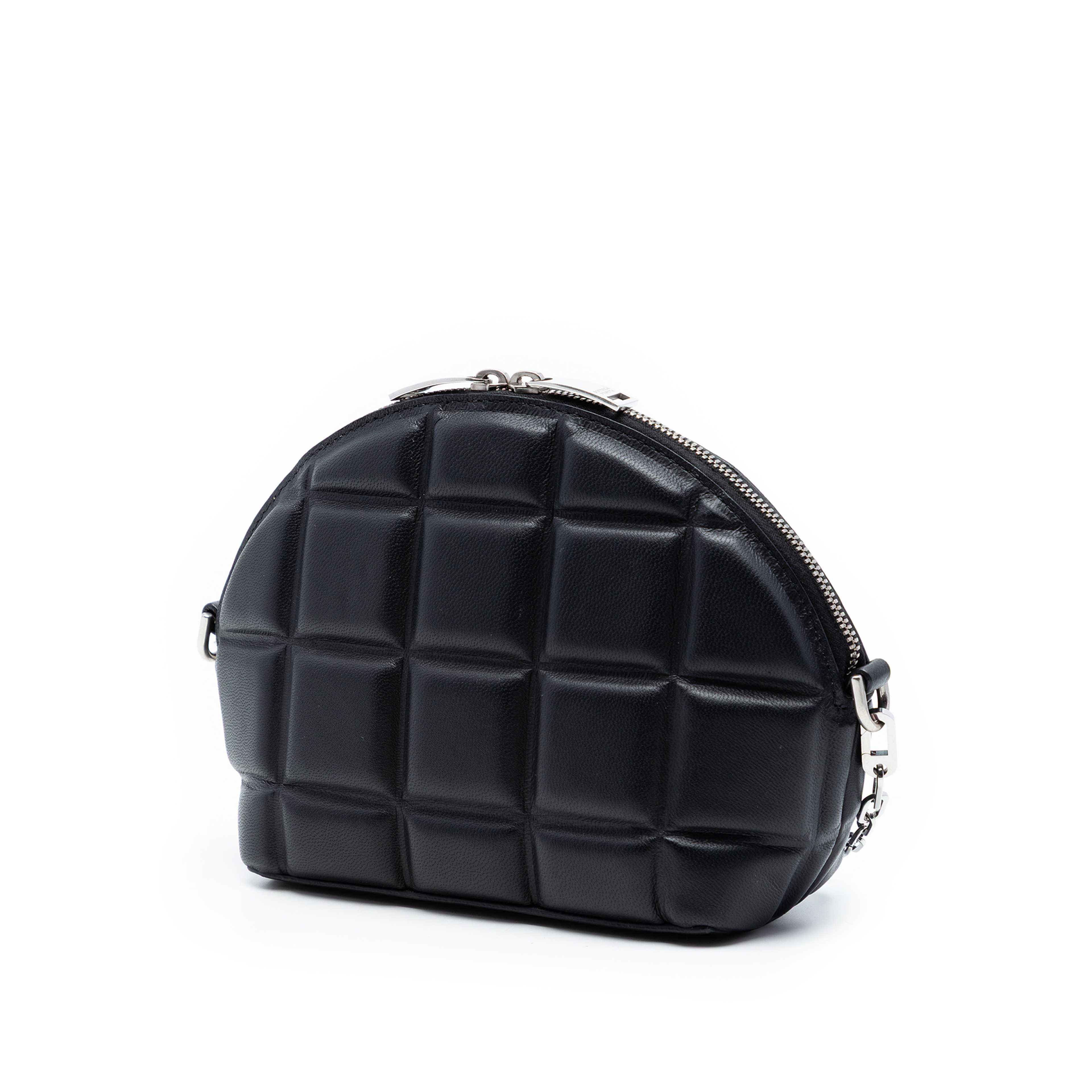 Bottega Veneta Mini Padded Nappa Half Moon Chain Crossbody, från Luxclusif, i färgen black. Klicka för att öppna bilden i stort format