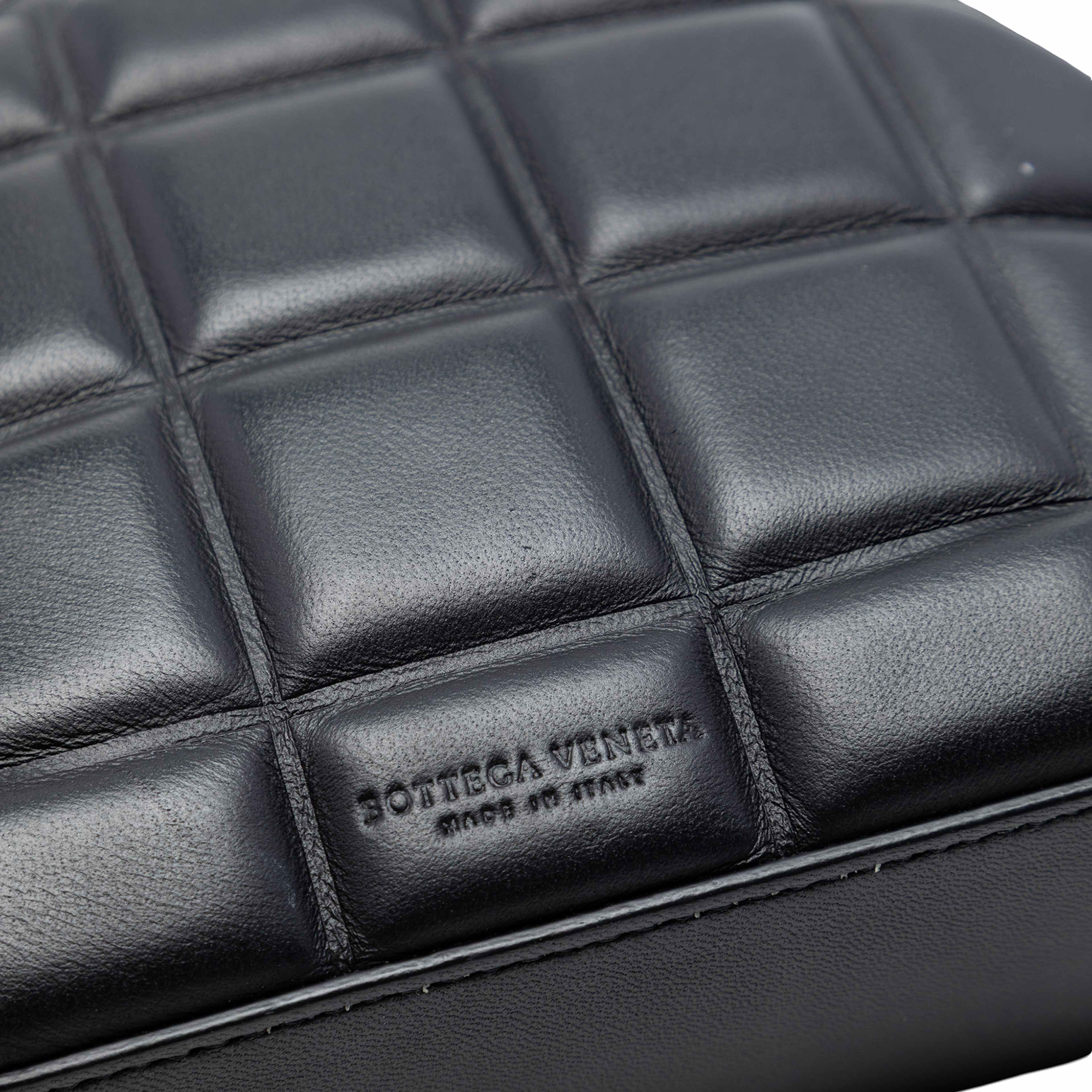 Bottega Veneta Mini Padded Nappa Half Moon Chain Crossbody, från Luxclusif, i färgen black. Klicka för att öppna bilden i stort format