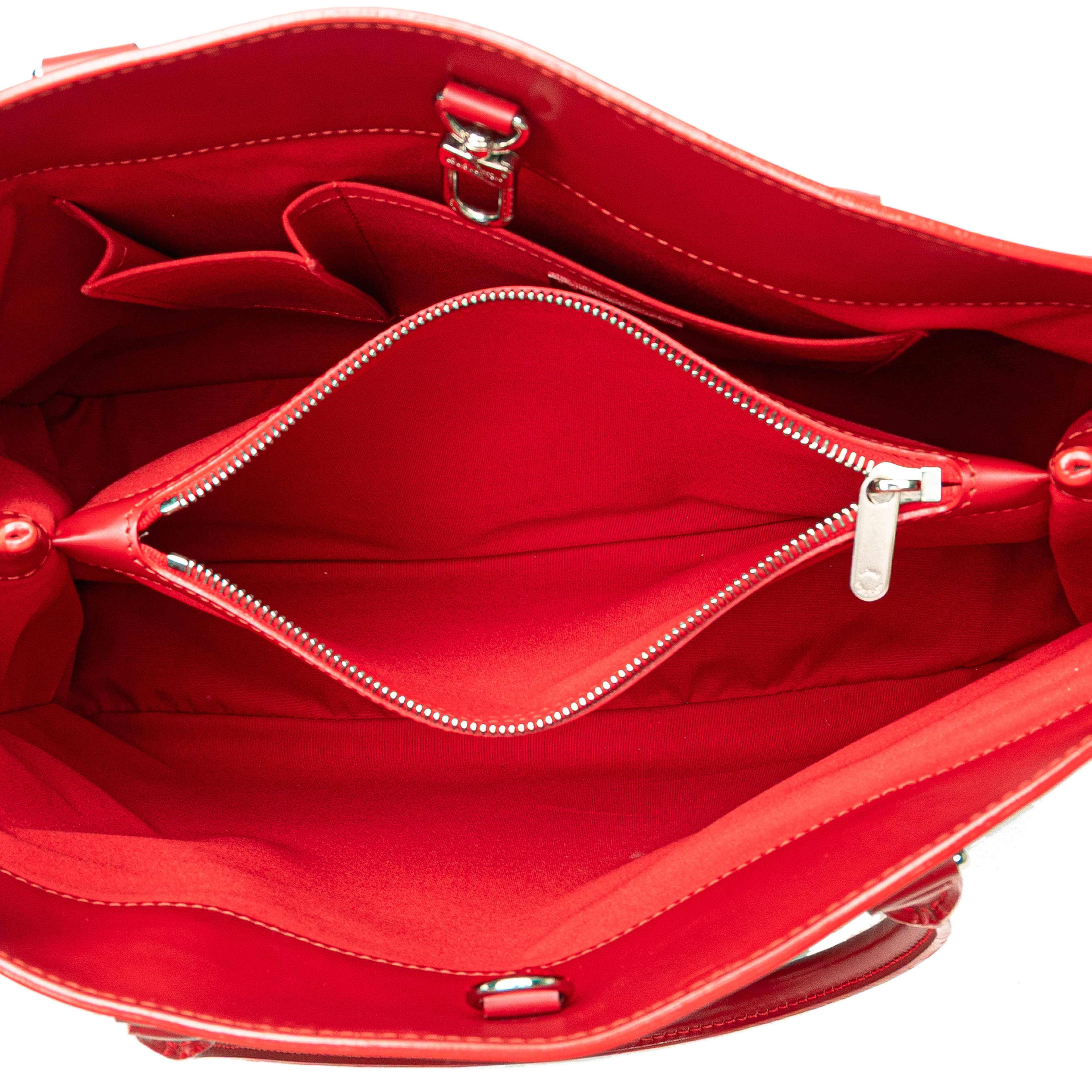 Louis Vuitton Epi Passy Gm, från Luxclusif, i färgen red. Klicka för att öppna bilden i stort format