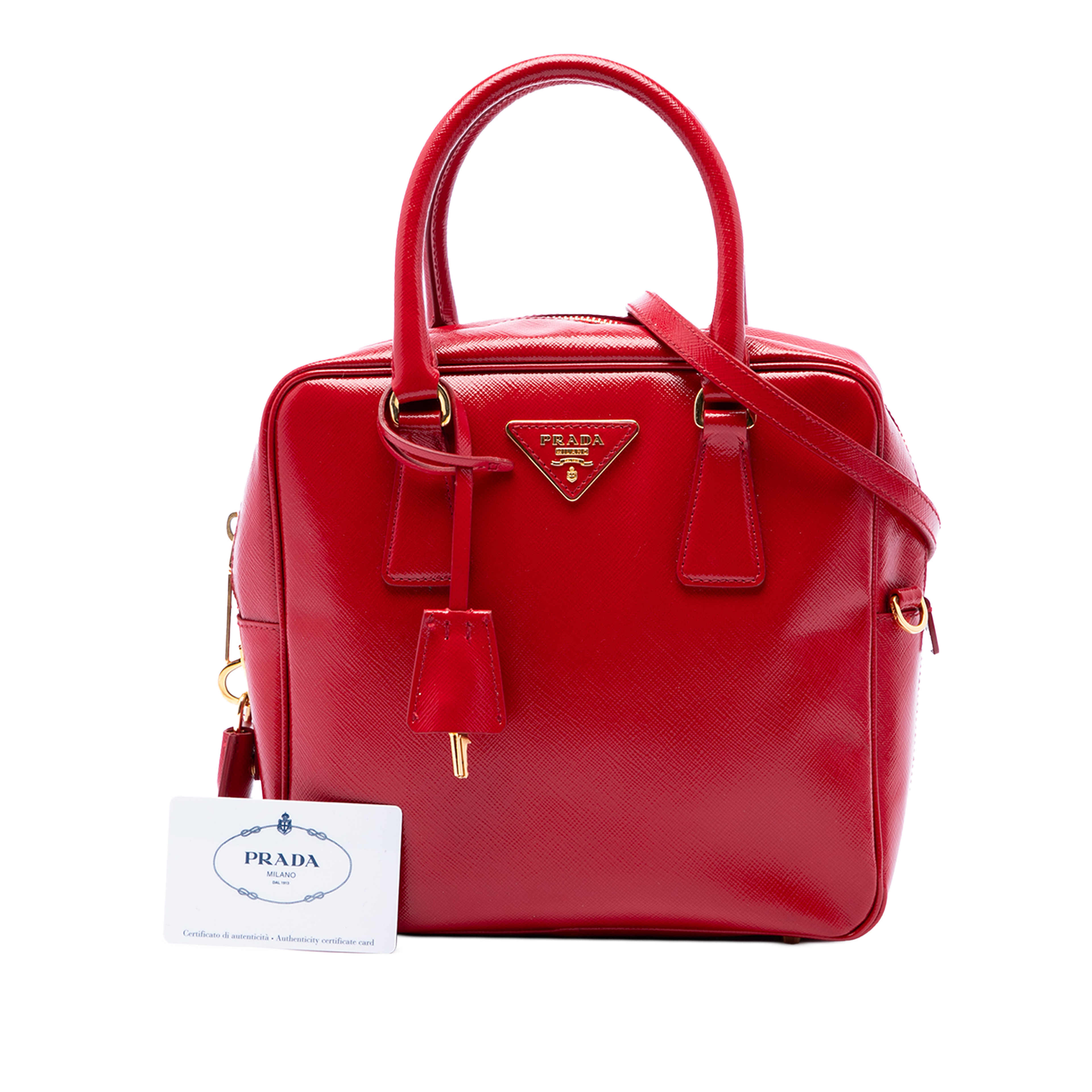 Prada Small Saffiano Vernice Square Bauletto Satchel, från Luxclusif, i färgen röd. Klicka för att öppna bilden i stort format