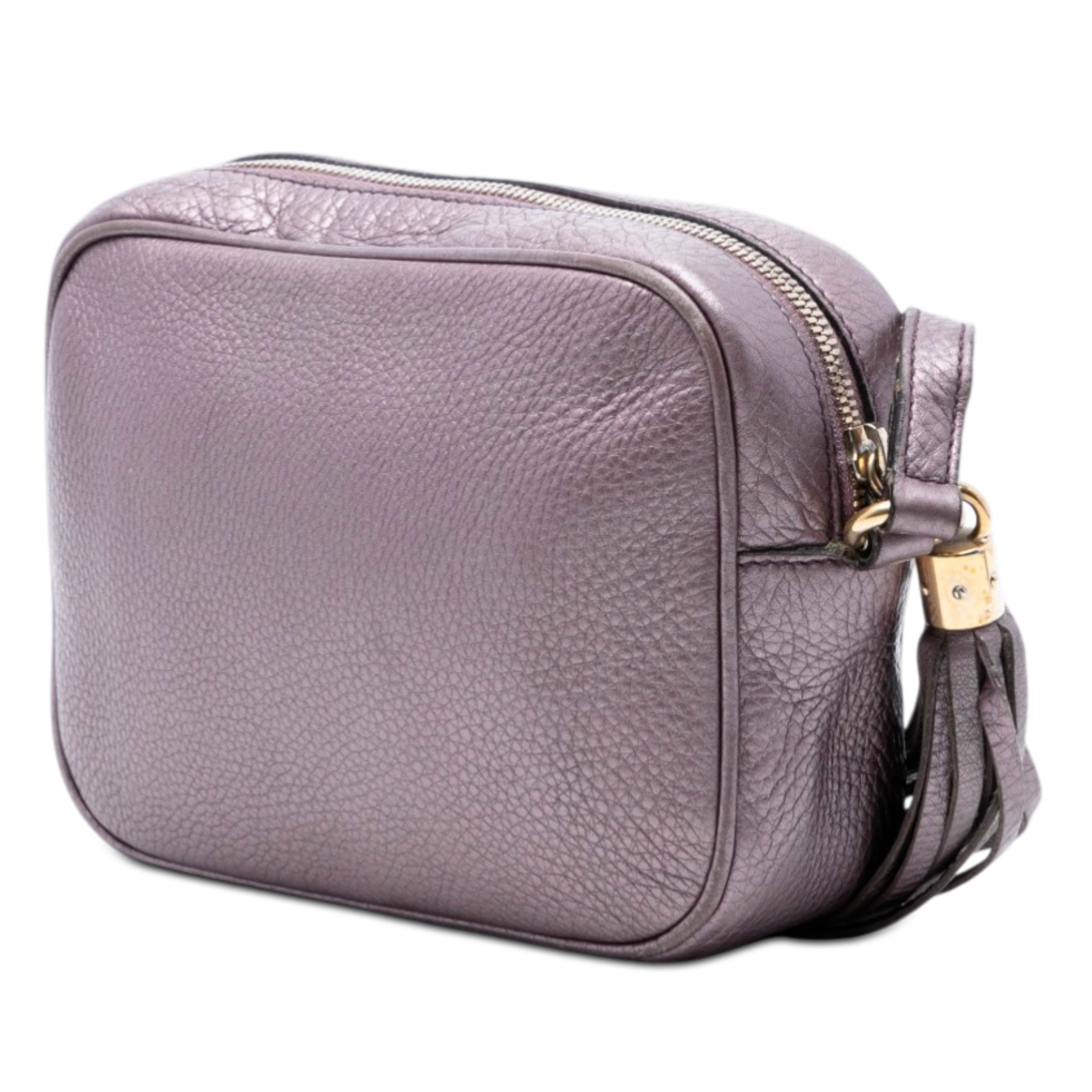 Gucci Metallic Leather Soho Disco Crossbody, från Luxclusif, i färgen purpur. Klicka för att öppna bilden i stort format