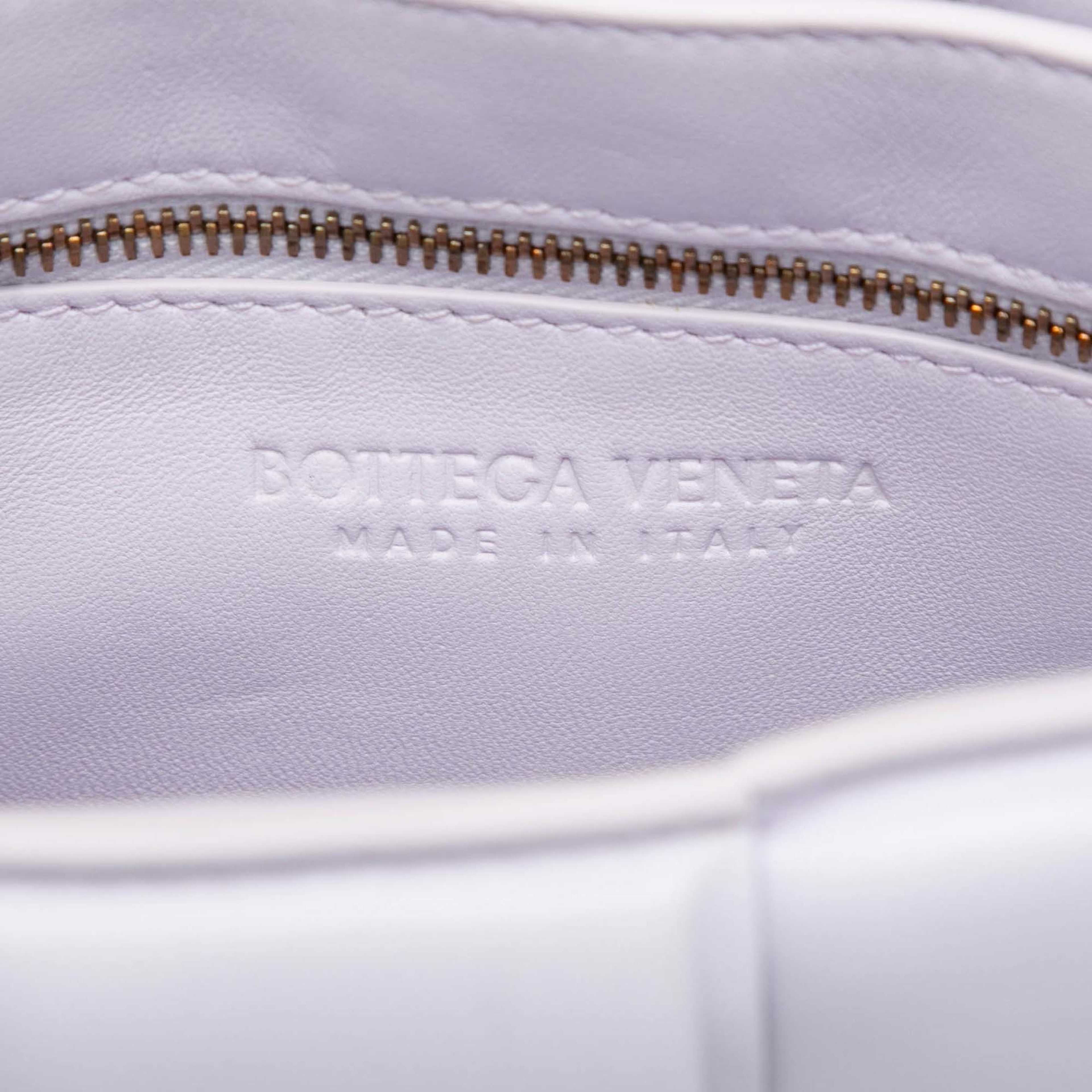 Bottega Veneta Nappa Intrecciato Padded Cassette Crossbody, från Luxclusif, i färgen light purple. Klicka för att öppna bilden i stort format