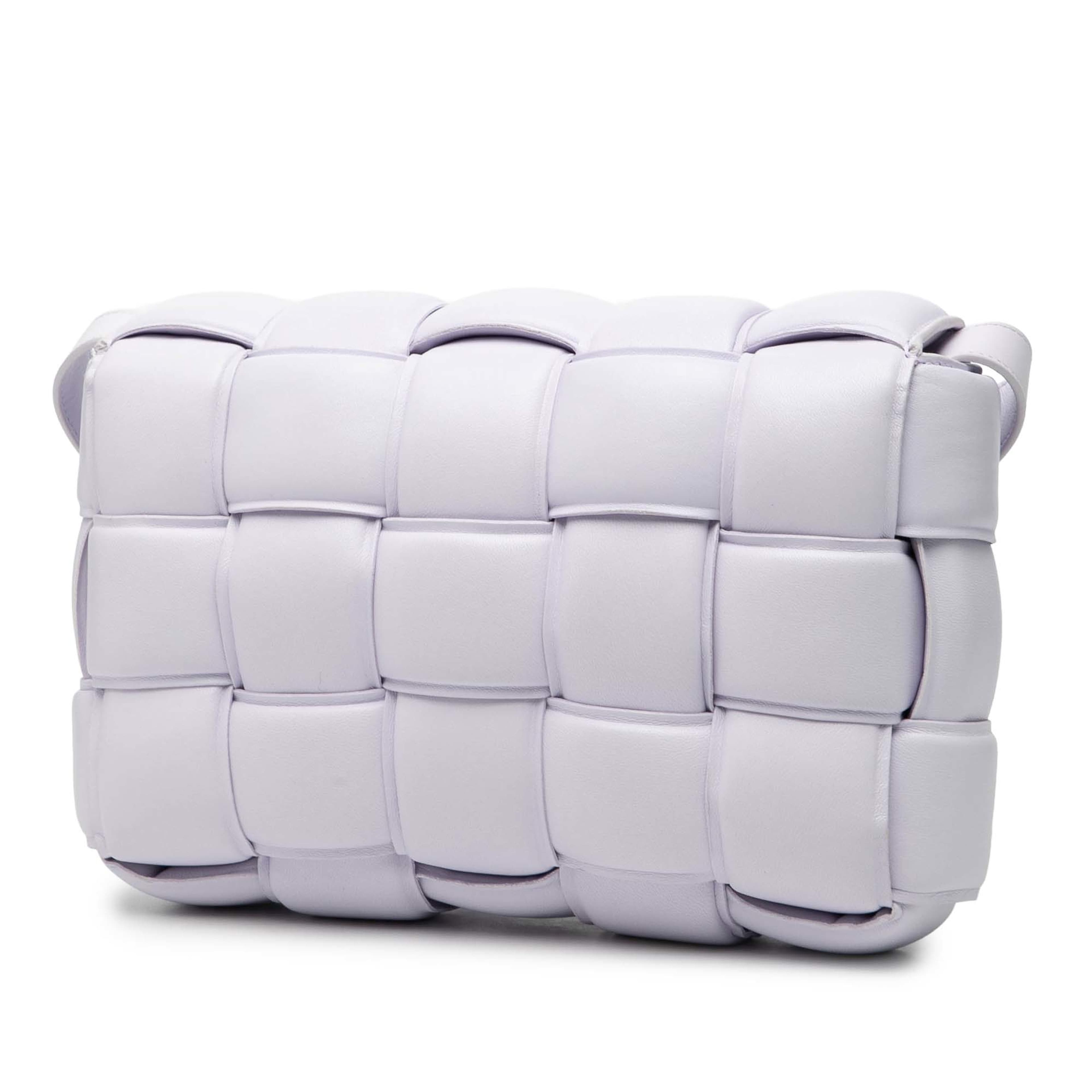 Bottega Veneta Nappa Intrecciato Padded Cassette Crossbody, från Luxclusif, i färgen light purple. Klicka för att öppna bilden i stort format