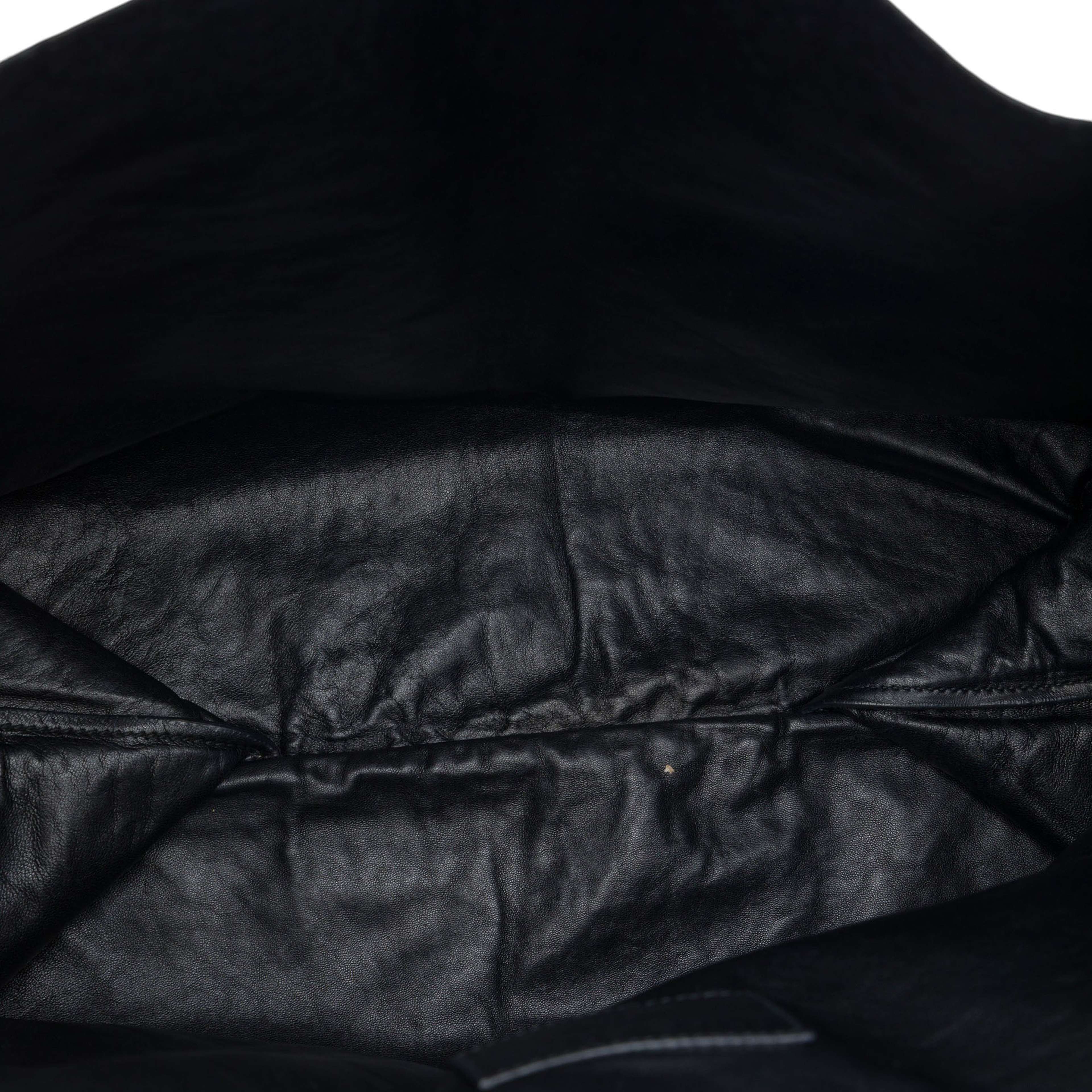 Prada Crinkled Nappa Tote, från Luxclusif, i färgen svart. Klicka för att öppna bilden i stort format