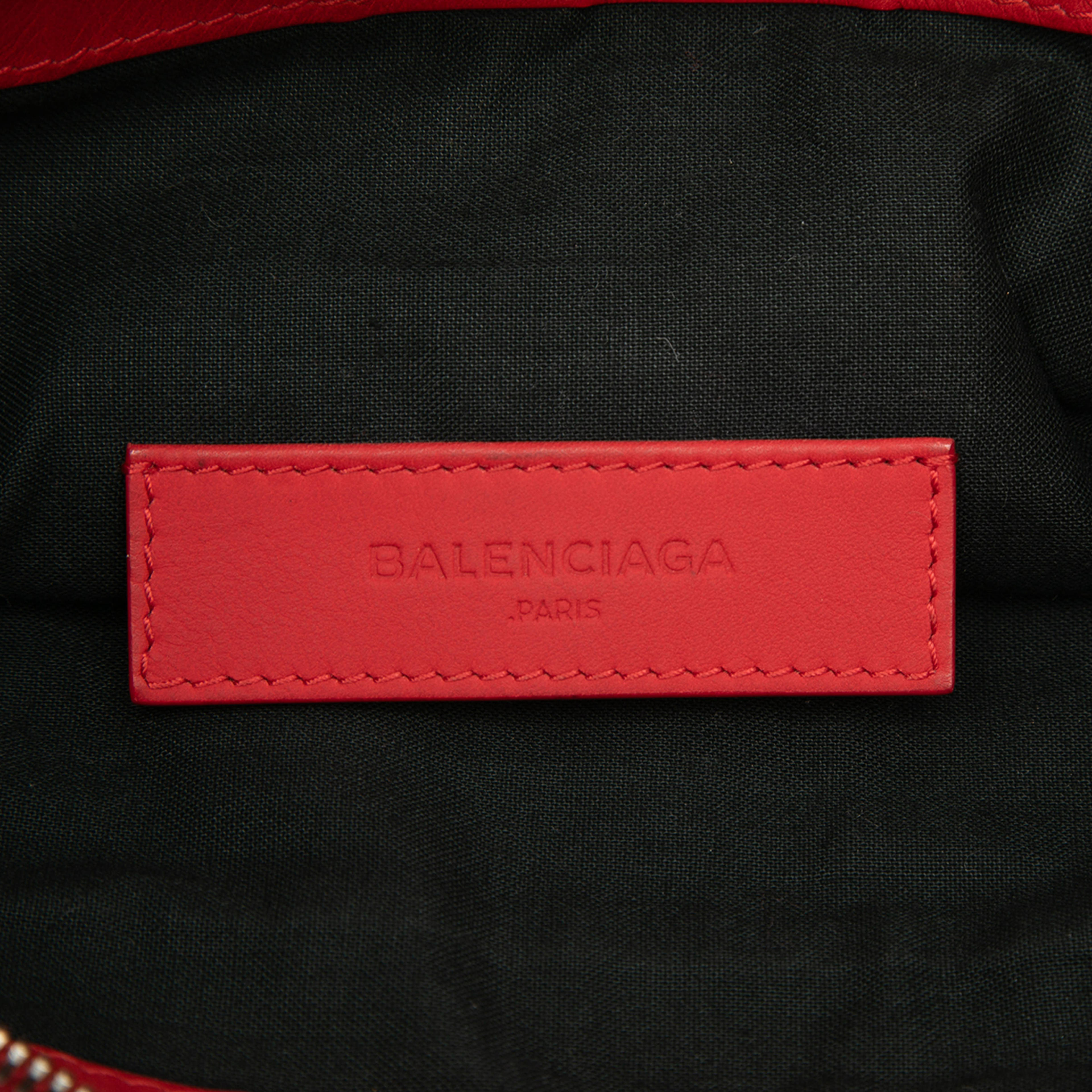 Balenciaga Lambskin Motocross Classic Clip M Clutch, från Luxclusif, i färgen röd. Klicka för att öppna bilden i stort format