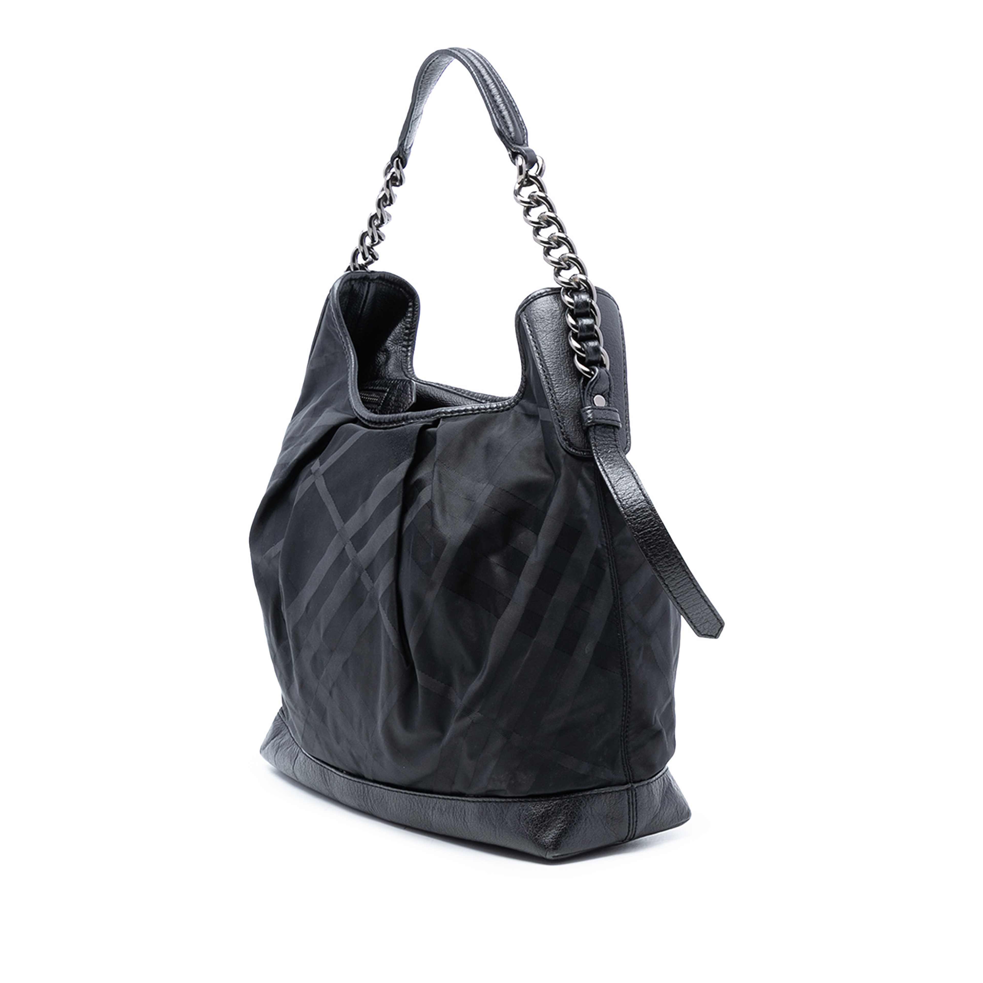 Burberry Tonal Check Nylon Shoulder Bag, från Luxclusif, i färgen black. Klicka för att öppna bilden i stort format