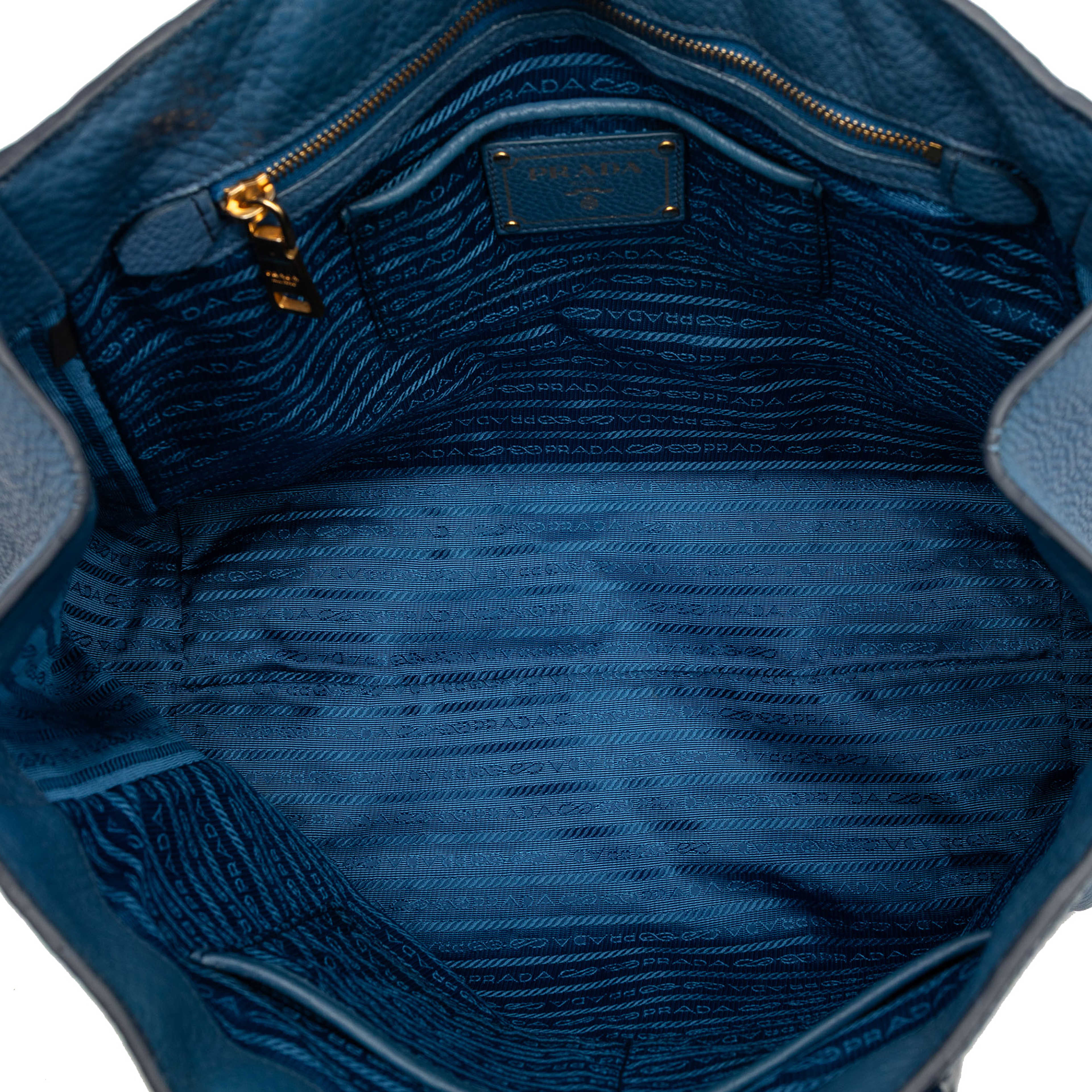 Prada Vitello Daino Open Convertible Tote, från Luxclusif, i färgen blue. Klicka för att öppna bilden i stort format