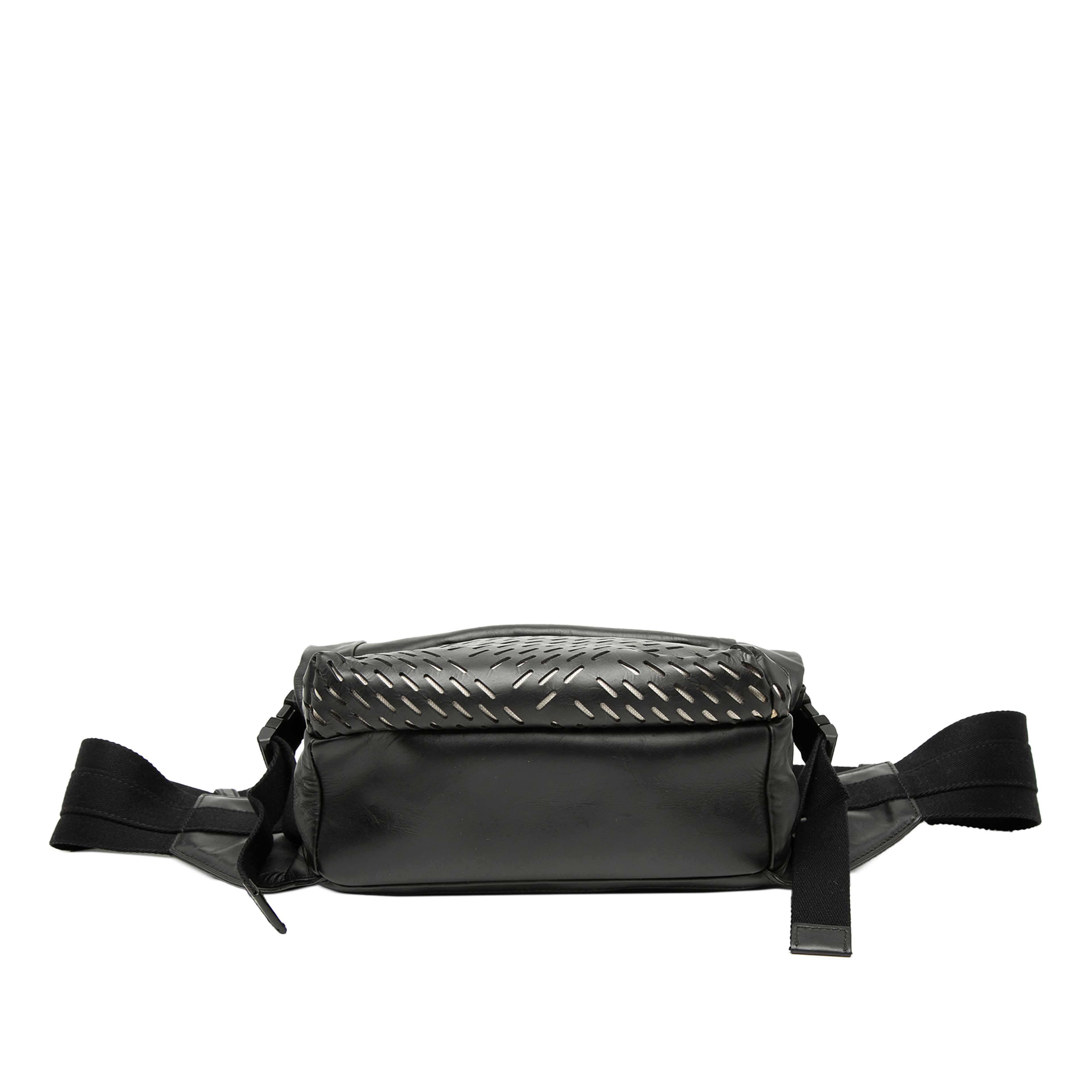 Bottega Veneta Perforated Leather Belt Bag, från Luxclusif, i färgen svart. Klicka för att öppna bilden i stort format
