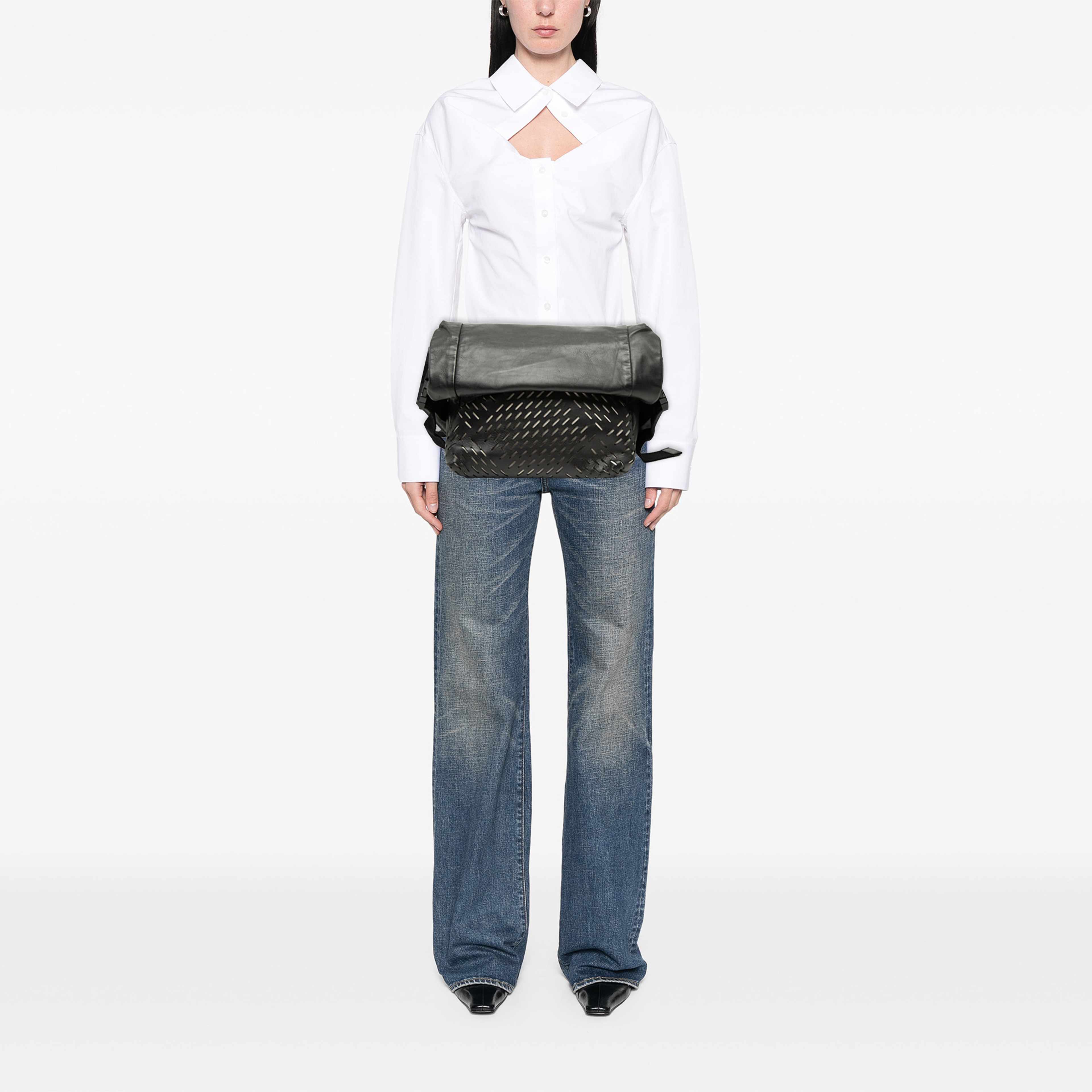 Bottega Veneta Perforated Leather Belt Bag, från Luxclusif, i färgen svart. Klicka för att öppna bilden i stort format