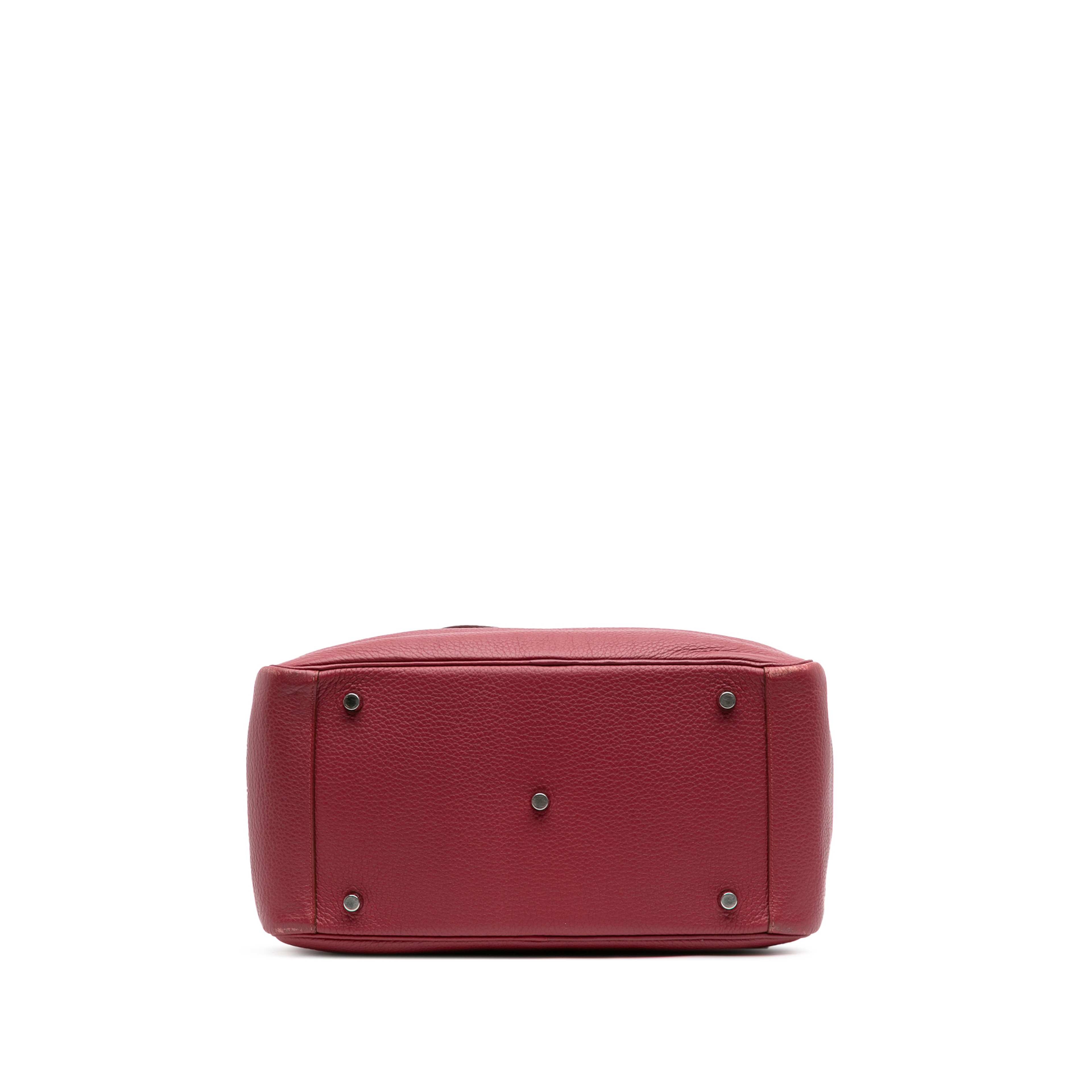 Hermès Clemence Lindy 34, från Luxclusif, i färgen dark red.