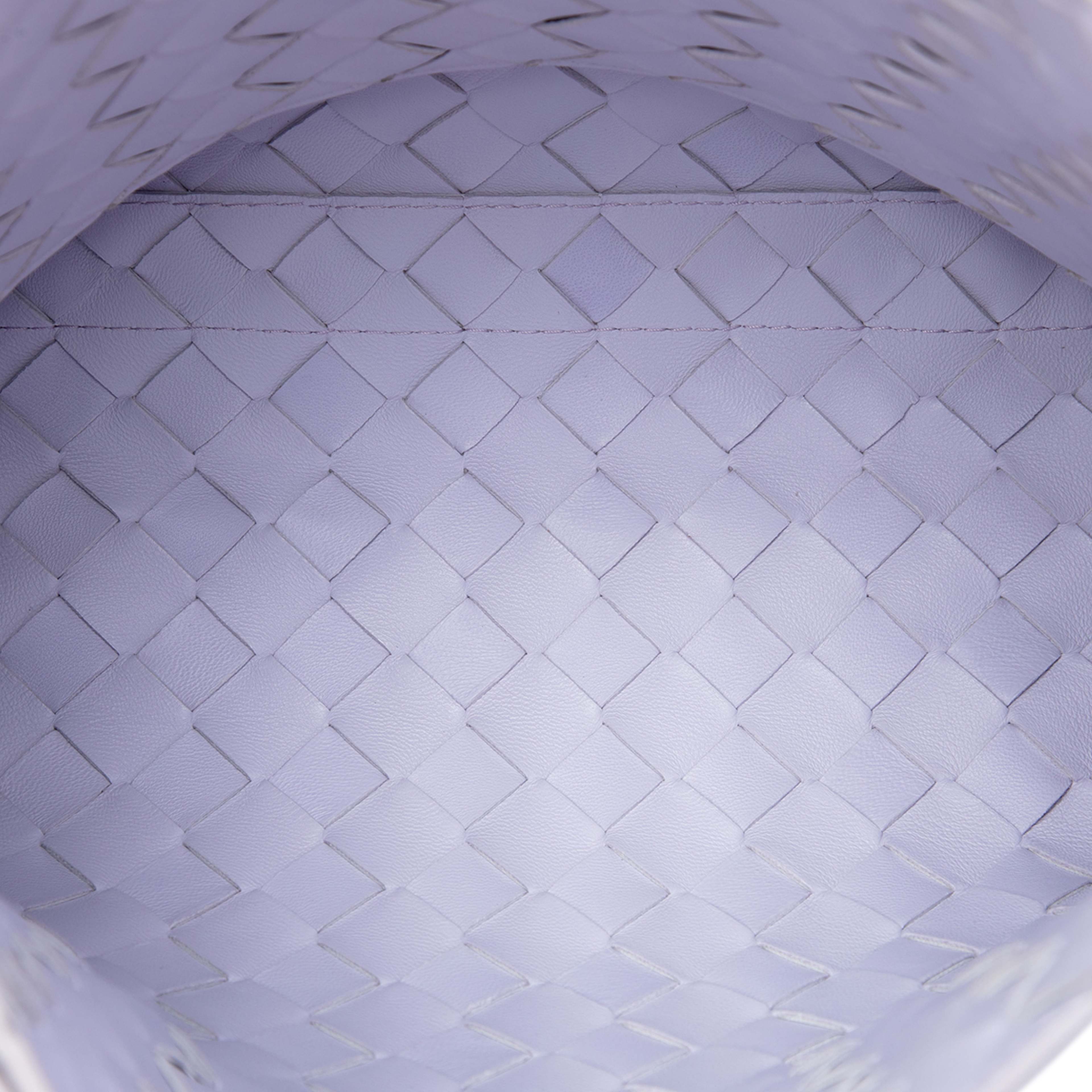Bottega Veneta Nappa Intrecciato Crossbody, från Luxclusif, i färgen purpur. Klicka för att öppna bilden i stort format