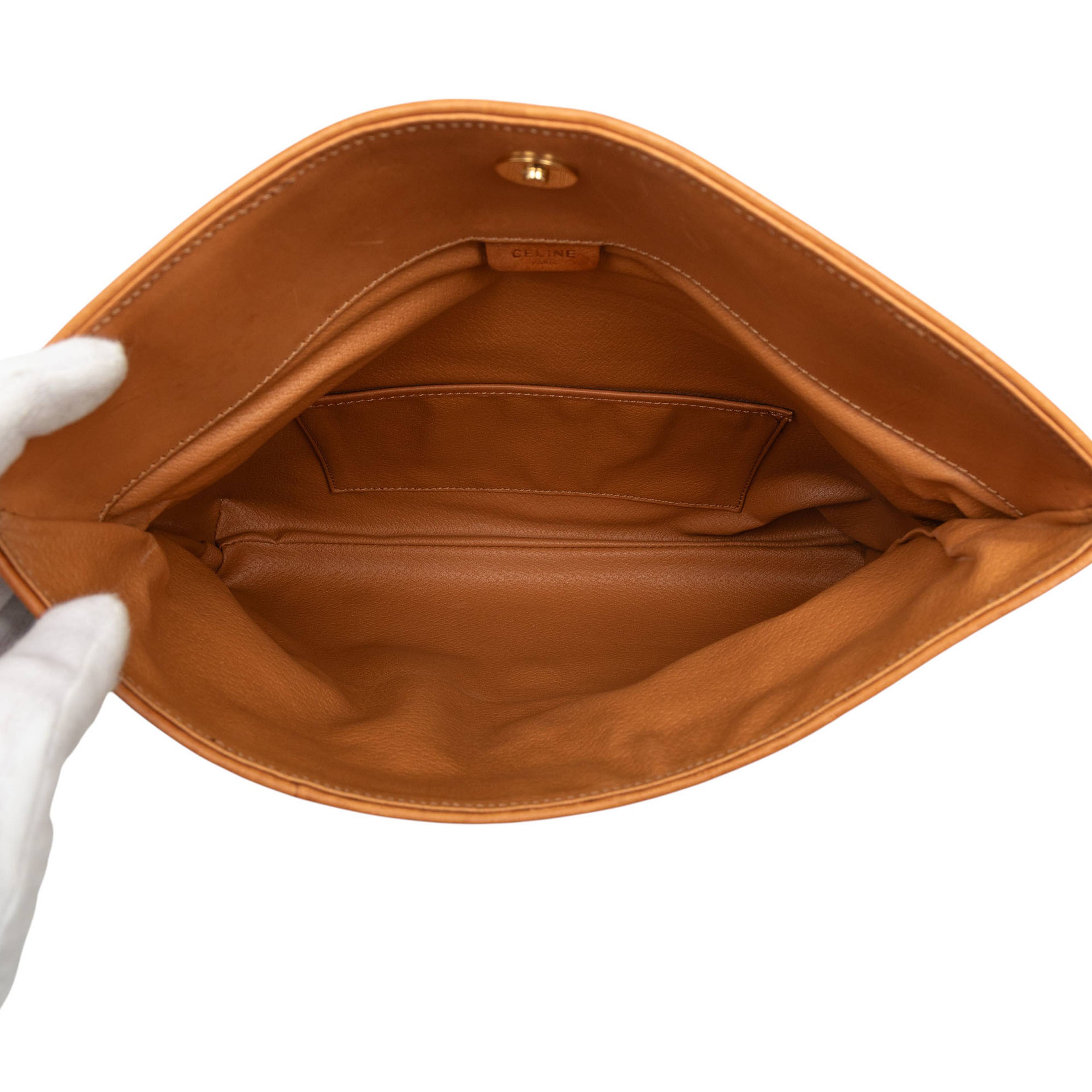 Celine Macadam Coated Canvas Clutch, från Luxclusif, i färgen brown. Klicka för att öppna bilden i stort format