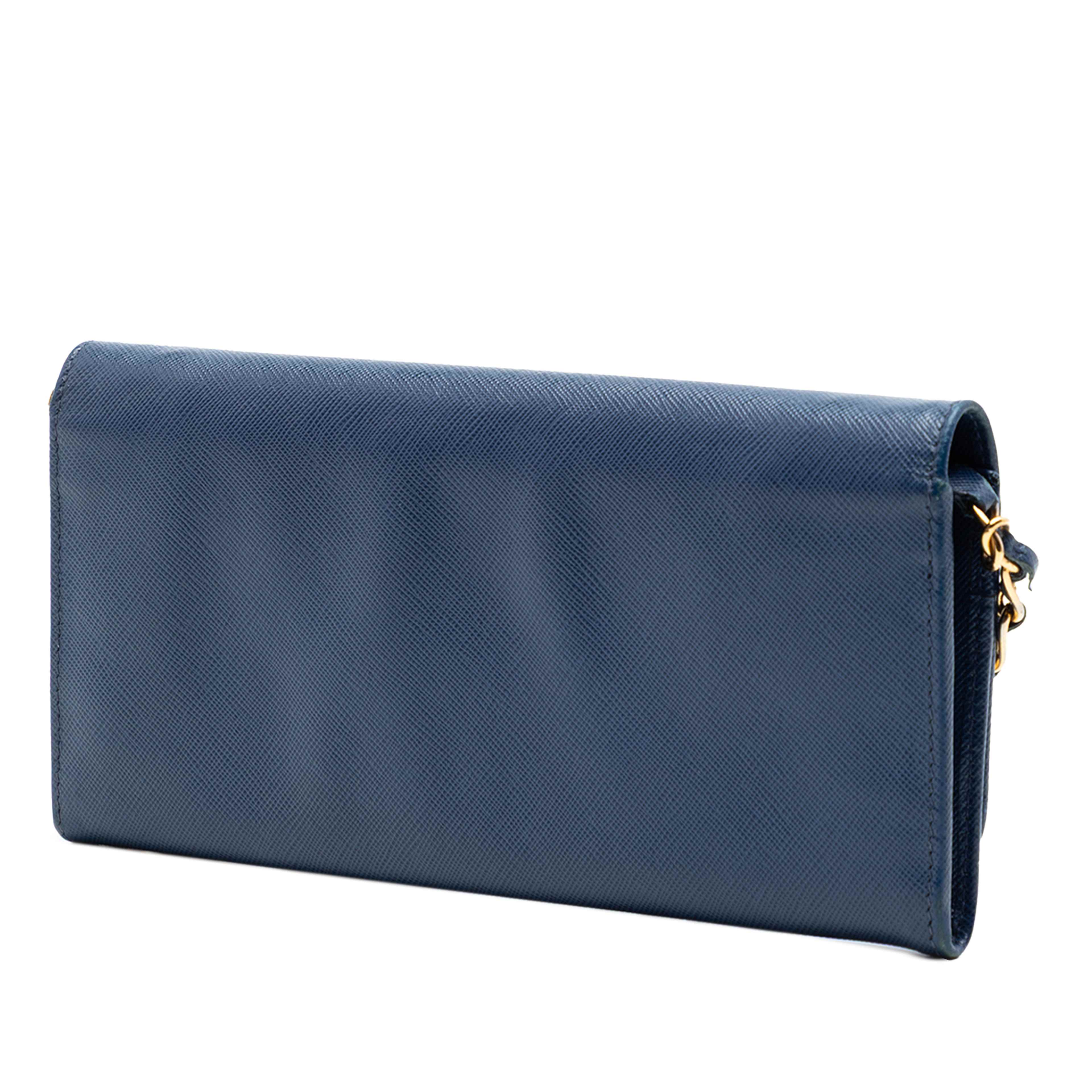 Prada Saffiano Wallet On Chain, från Luxclusif, i färgen navy. Klicka för att öppna bilden i stort format