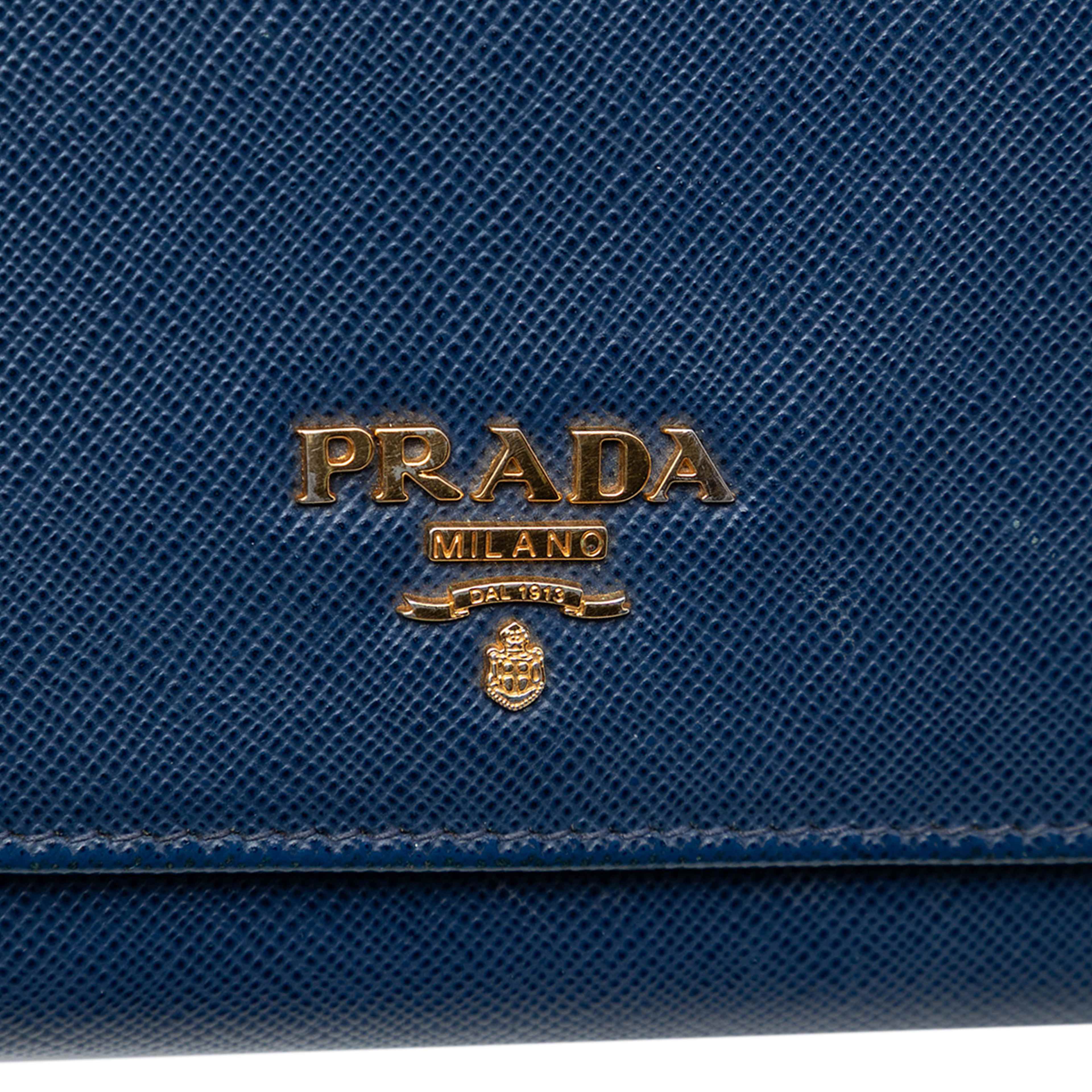 Prada Saffiano Wallet On Chain, från Luxclusif, i färgen navy. Klicka för att öppna bilden i stort format