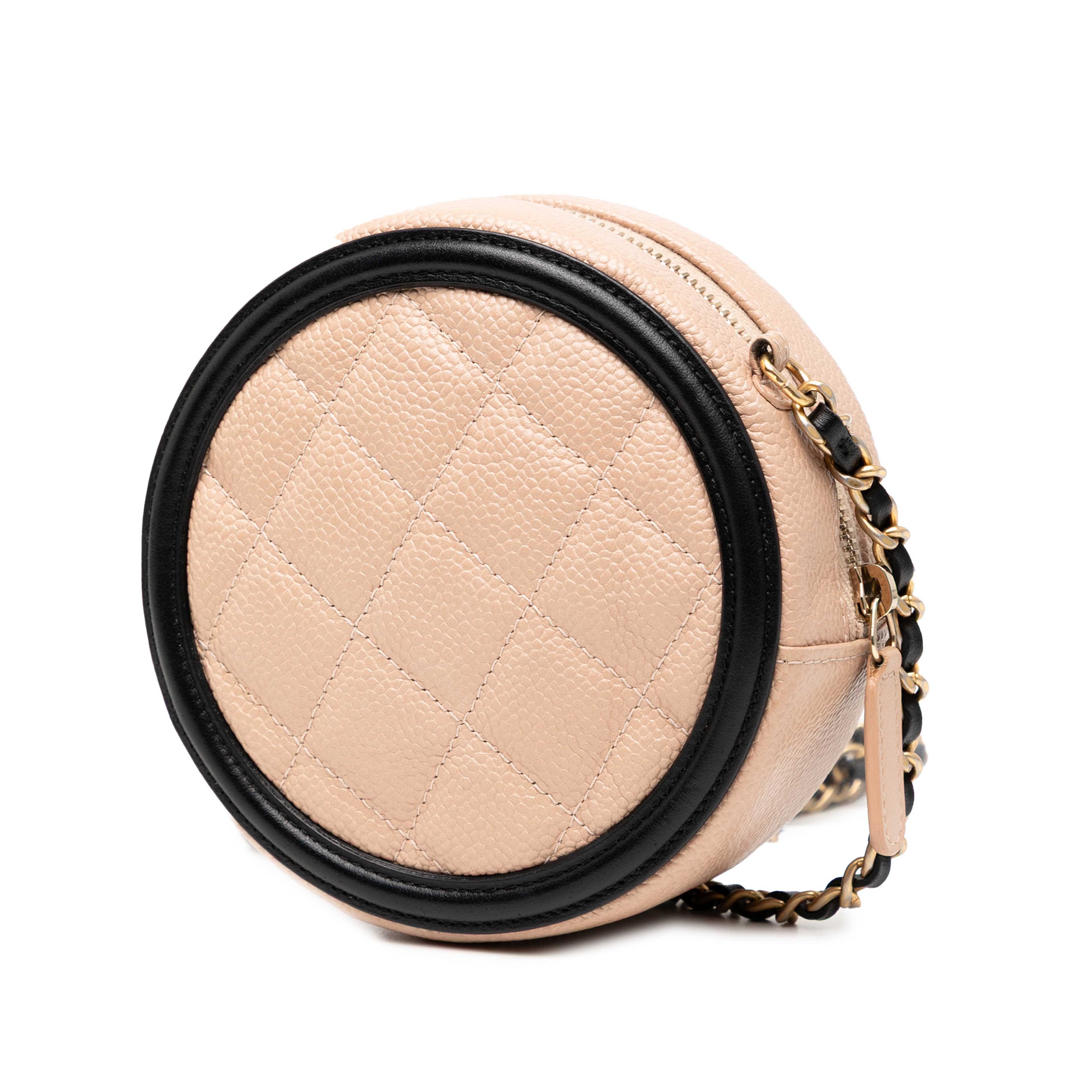 Chanel Caviar Cc Filigree Round Crossbody, från Luxclusif, i färgen beige. Klicka för att öppna bilden i stort format