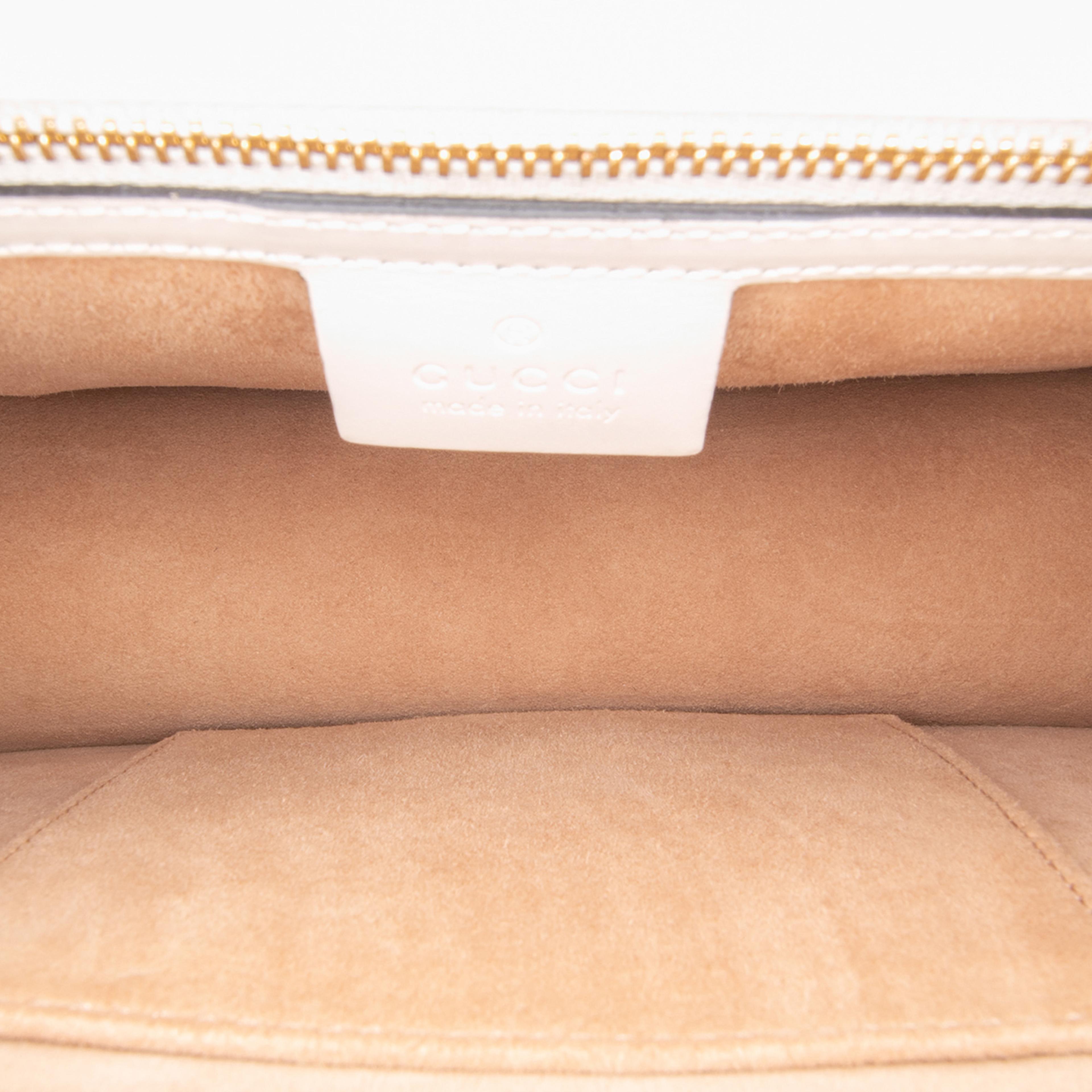 Gucci Small Leather Sylvie Satchel, från Luxclusif, i färgen white. Klicka för att öppna bilden i stort format