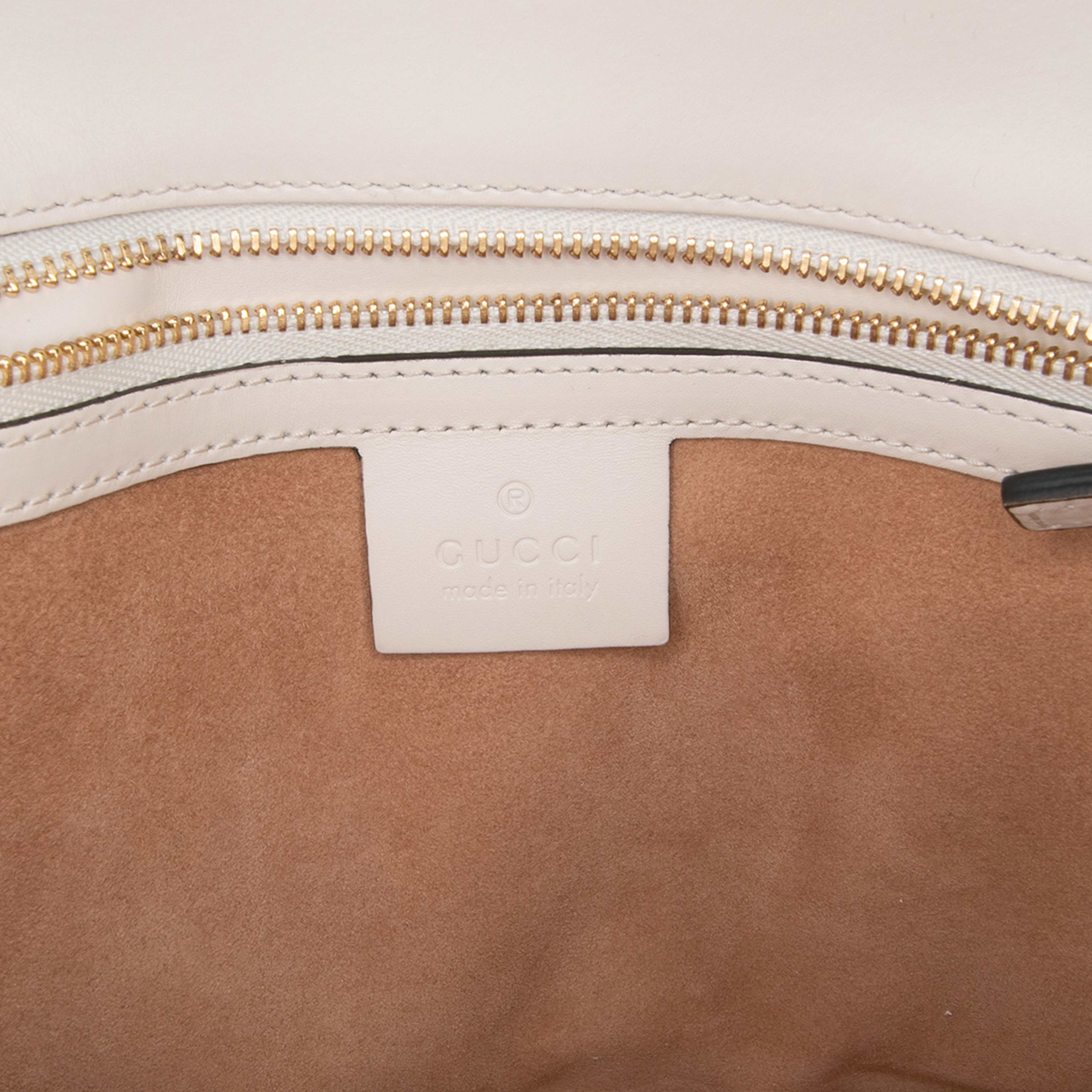Gucci Small Leather Sylvie Satchel, från Luxclusif, i färgen white. Klicka för att öppna bilden i stort format