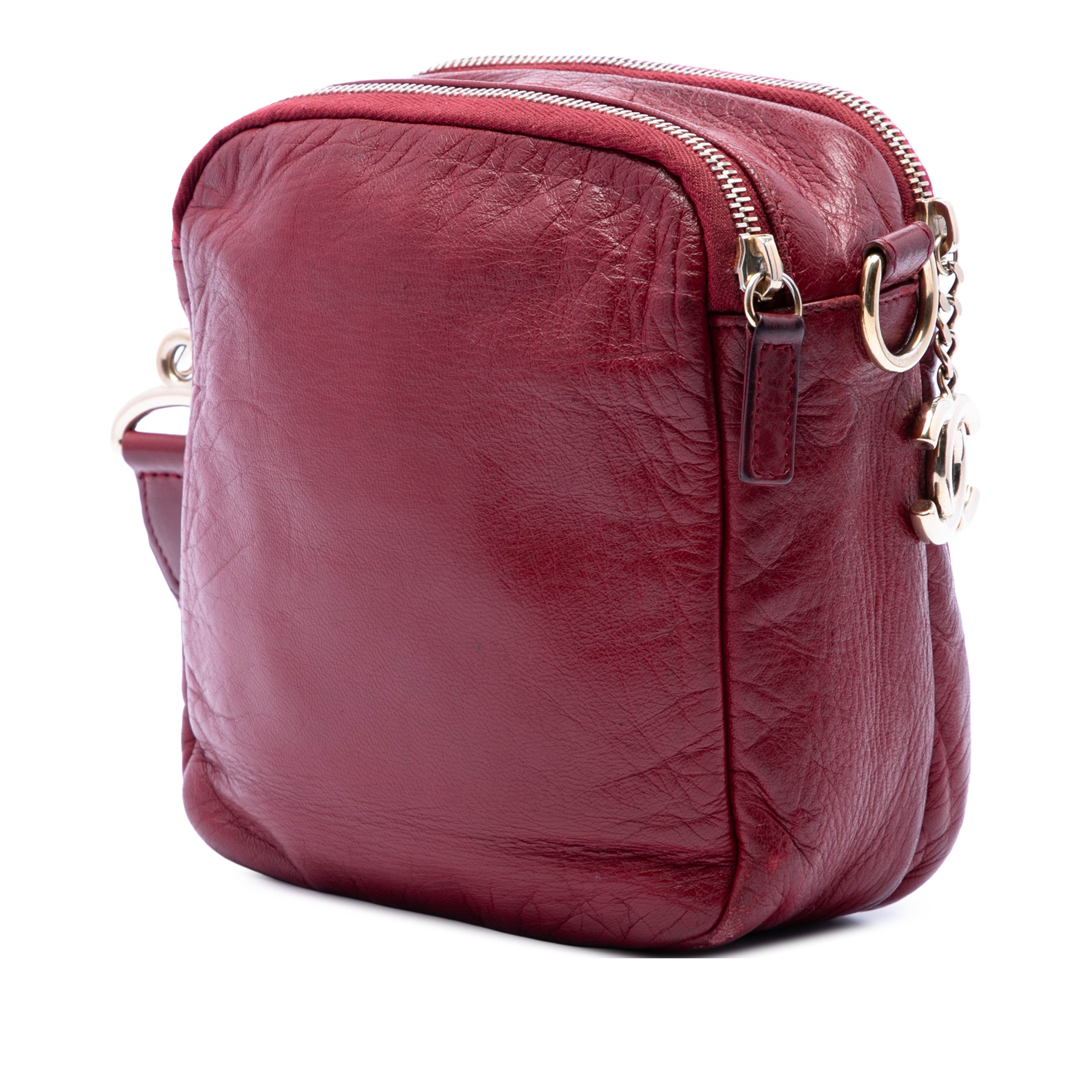 Chanel Cc Jersey And Lambskin Scale Camera Bag, från Luxclusif, i färgen dark red. Klicka för att öppna bilden i stort format