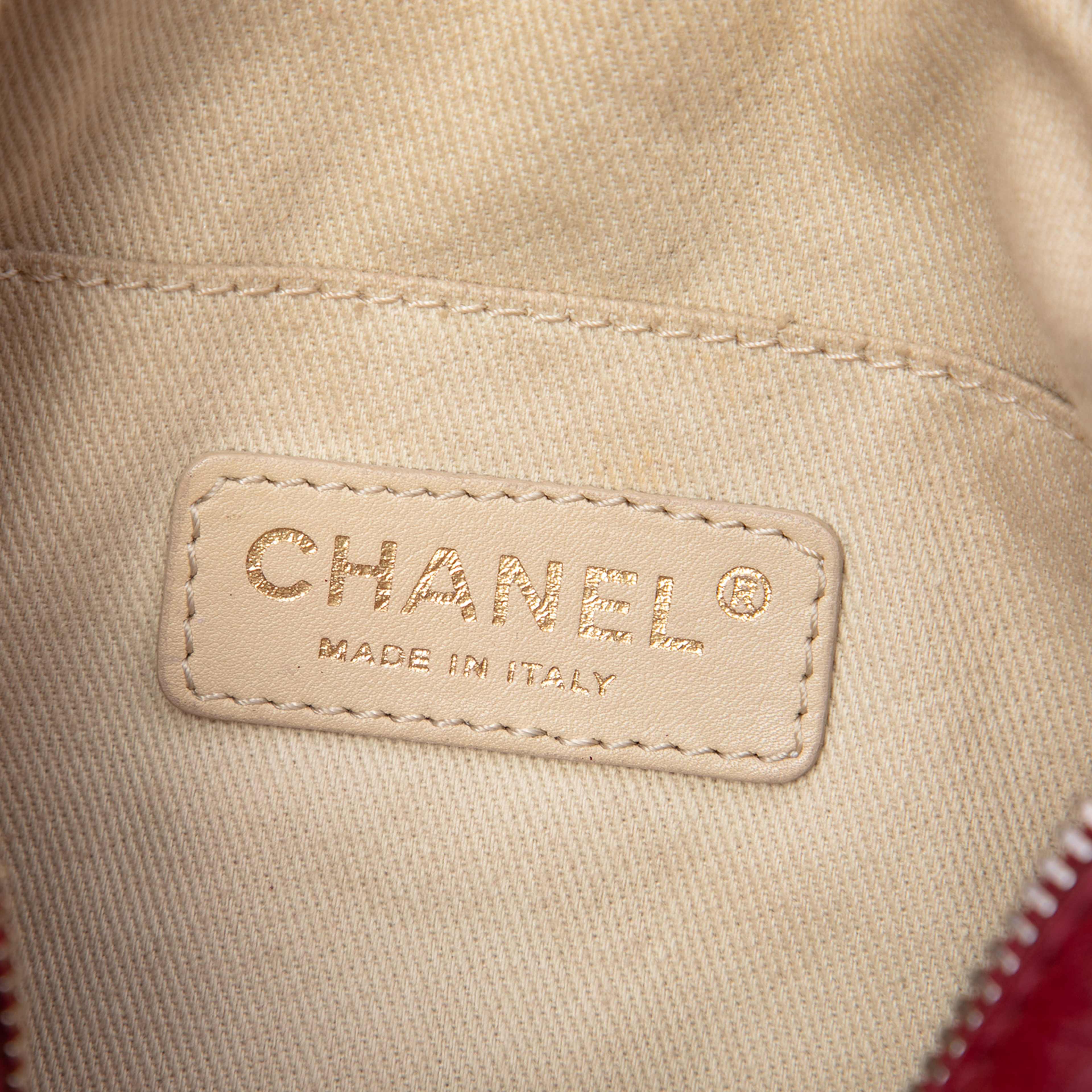 Chanel Cc Jersey And Lambskin Scale Camera Bag, från Luxclusif, i färgen dark red. Klicka för att öppna bilden i stort format
