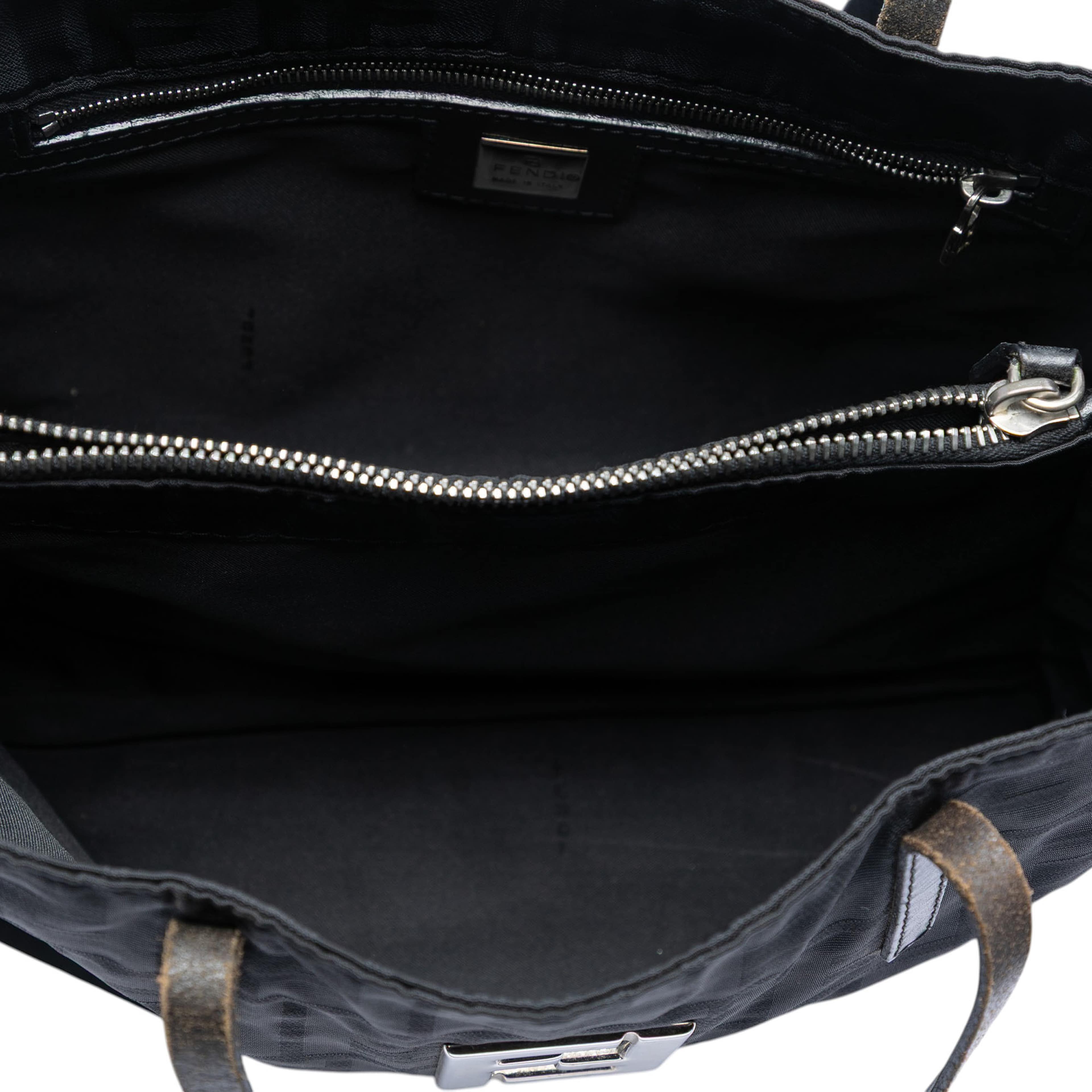 Fendi Zucca Canvas Tote, från Luxclusif, i färgen black. Klicka för att öppna bilden i stort format