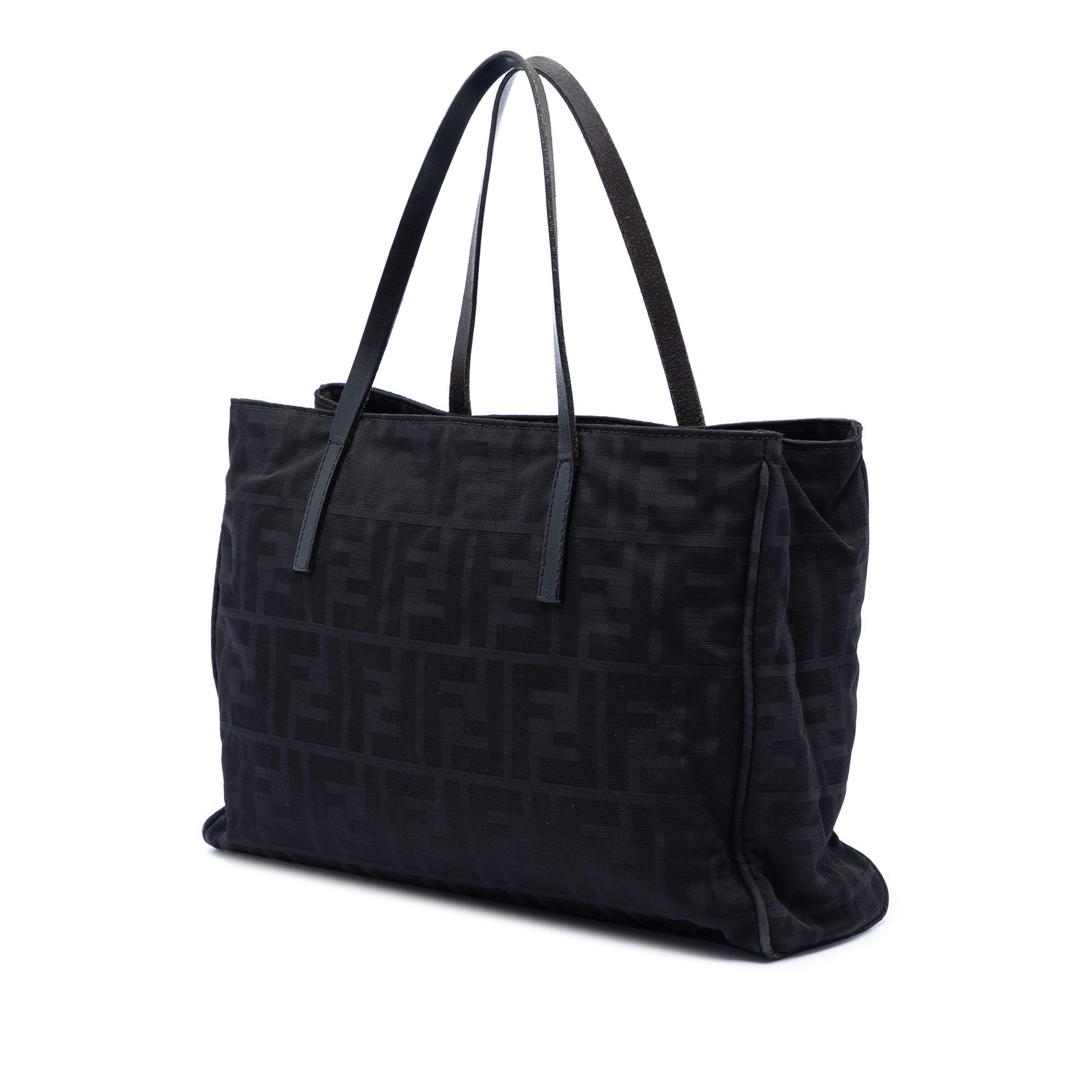 Fendi Zucca Canvas Tote, från Luxclusif, i färgen black. Klicka för att öppna bilden i stort format