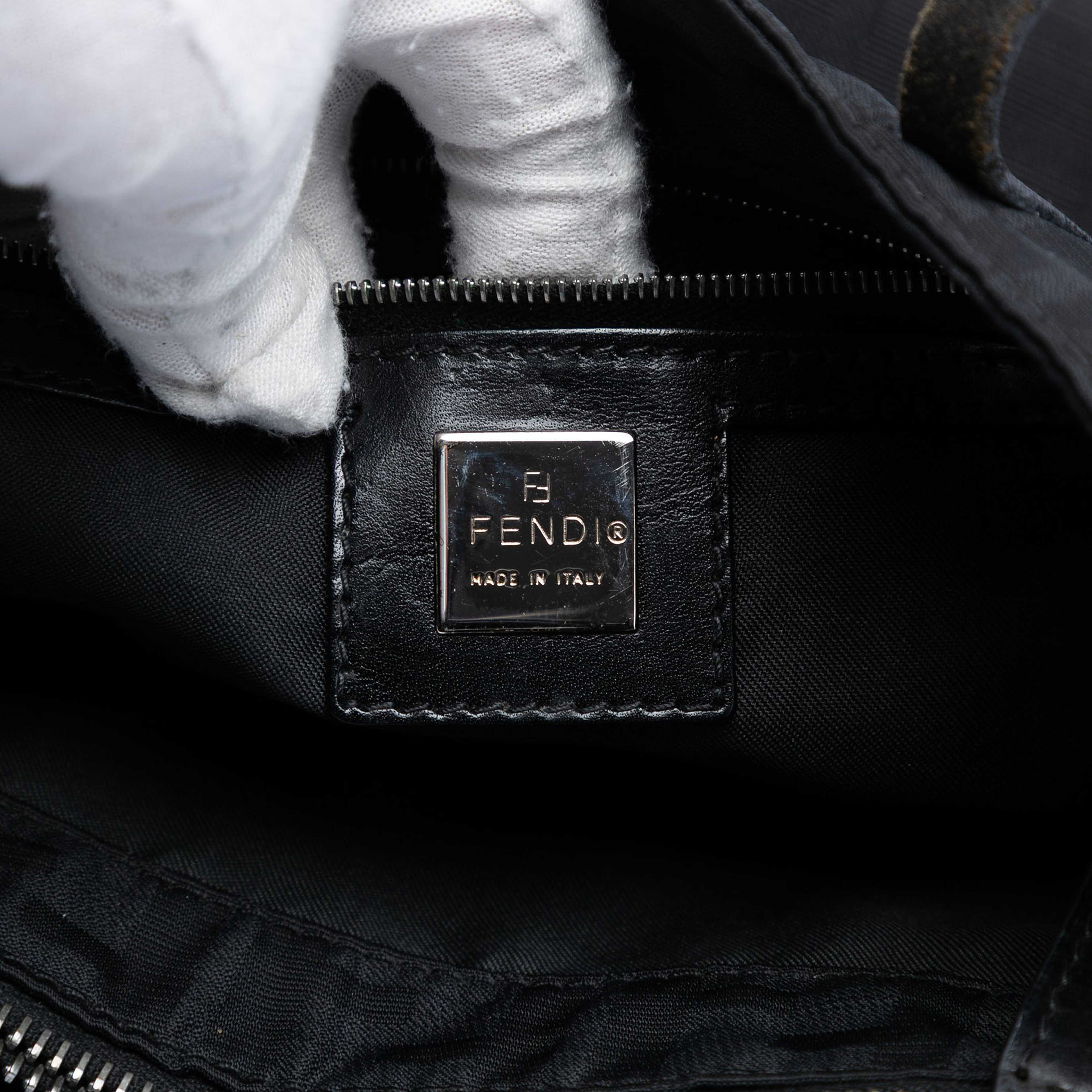 Fendi Zucca Canvas Tote, från Luxclusif, i färgen black. Klicka för att öppna bilden i stort format