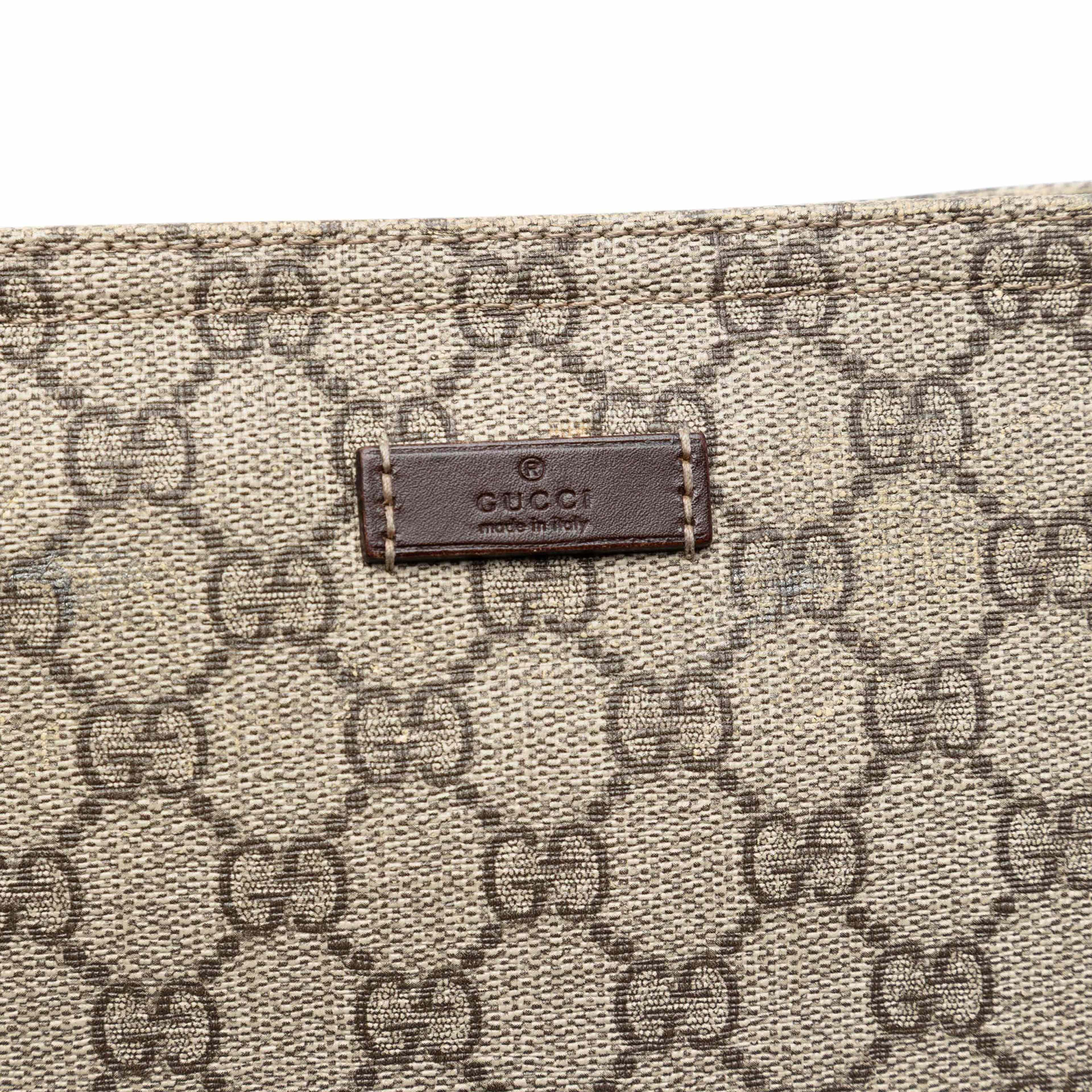 Gucci Gg Supreme Crossbody, från Luxclusif, i färgen beige. Klicka för att öppna bilden i stort format