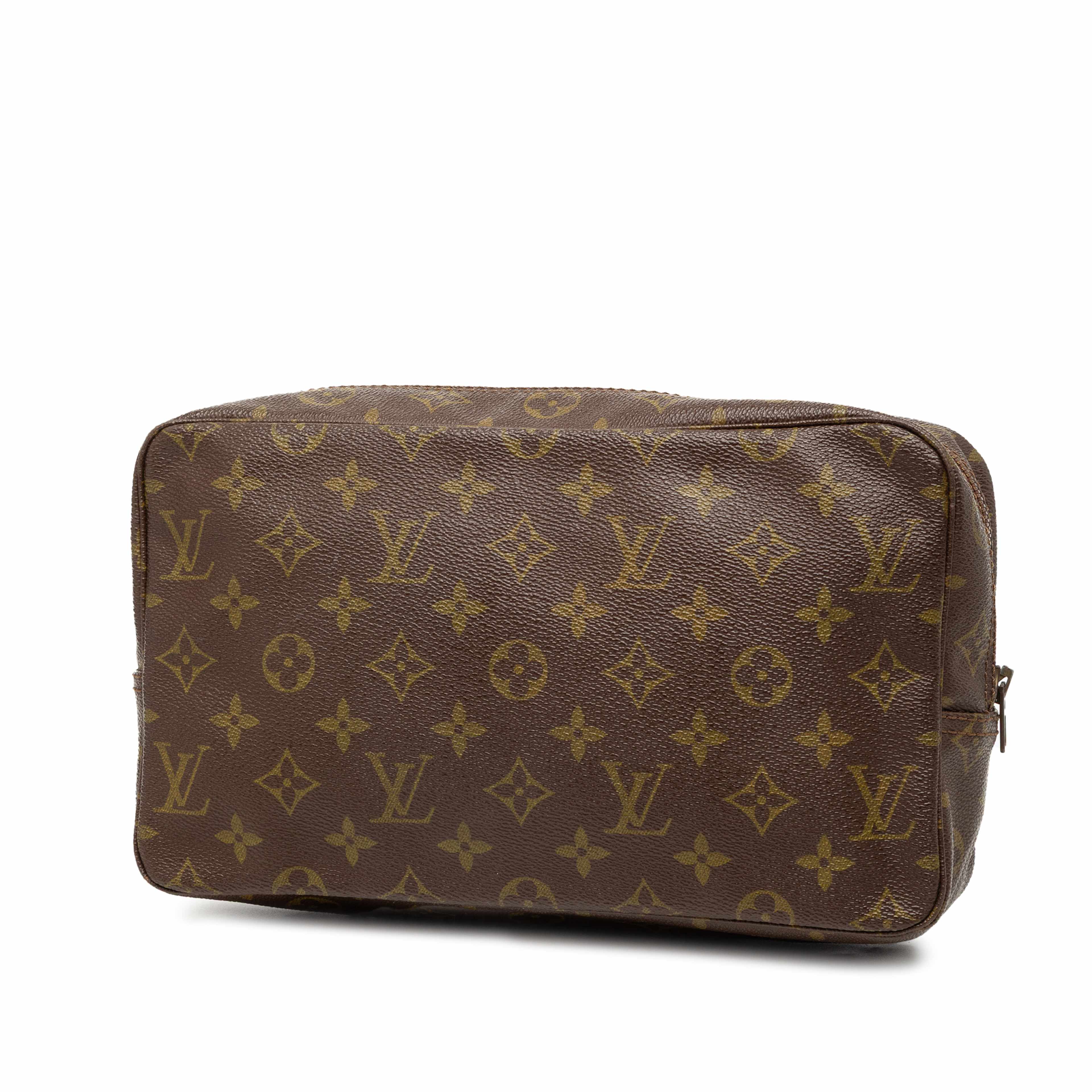 Louis Vuitton Monogram Trousse Toilette 28, från Luxclusif, i färgen brown. Klicka för att öppna bilden i stort format