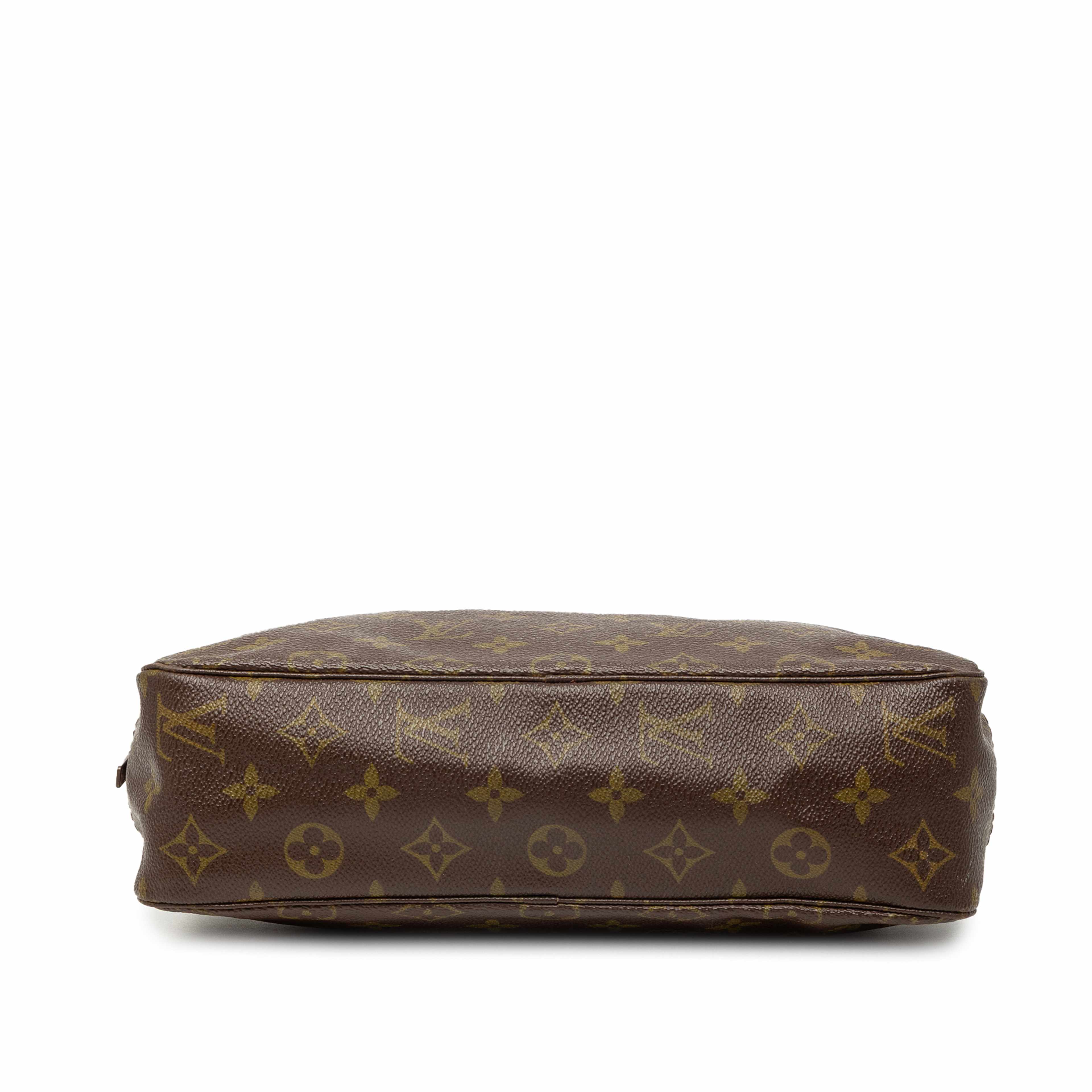 Louis Vuitton Monogram Trousse Toilette 28, från Luxclusif, i färgen brown. Klicka för att öppna bilden i stort format