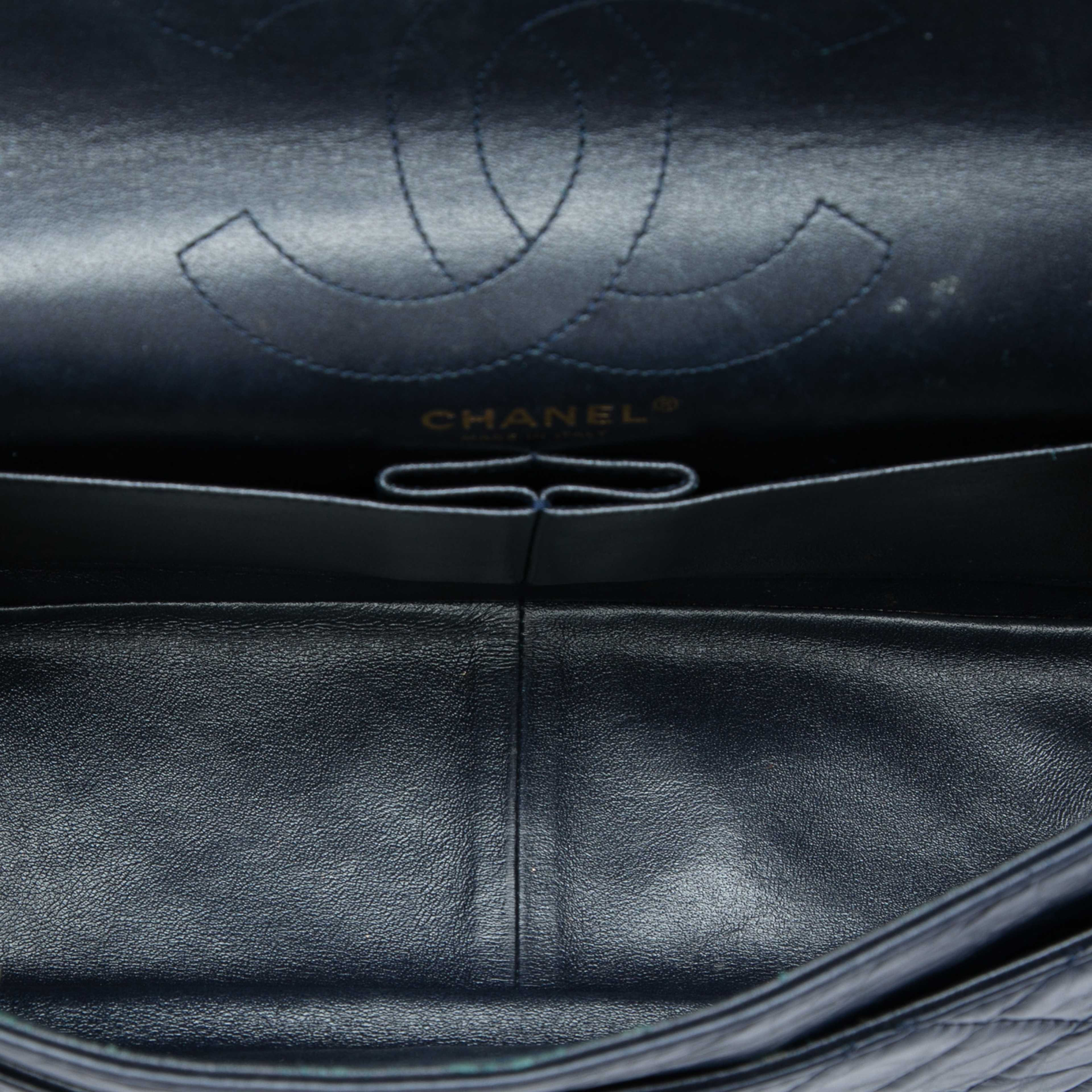 Chanel Quilted Aged Calfskin Reissue 2.55 Double Flap 226, från Luxclusif, i färgen blå. Klicka för att öppna bilden i stort format