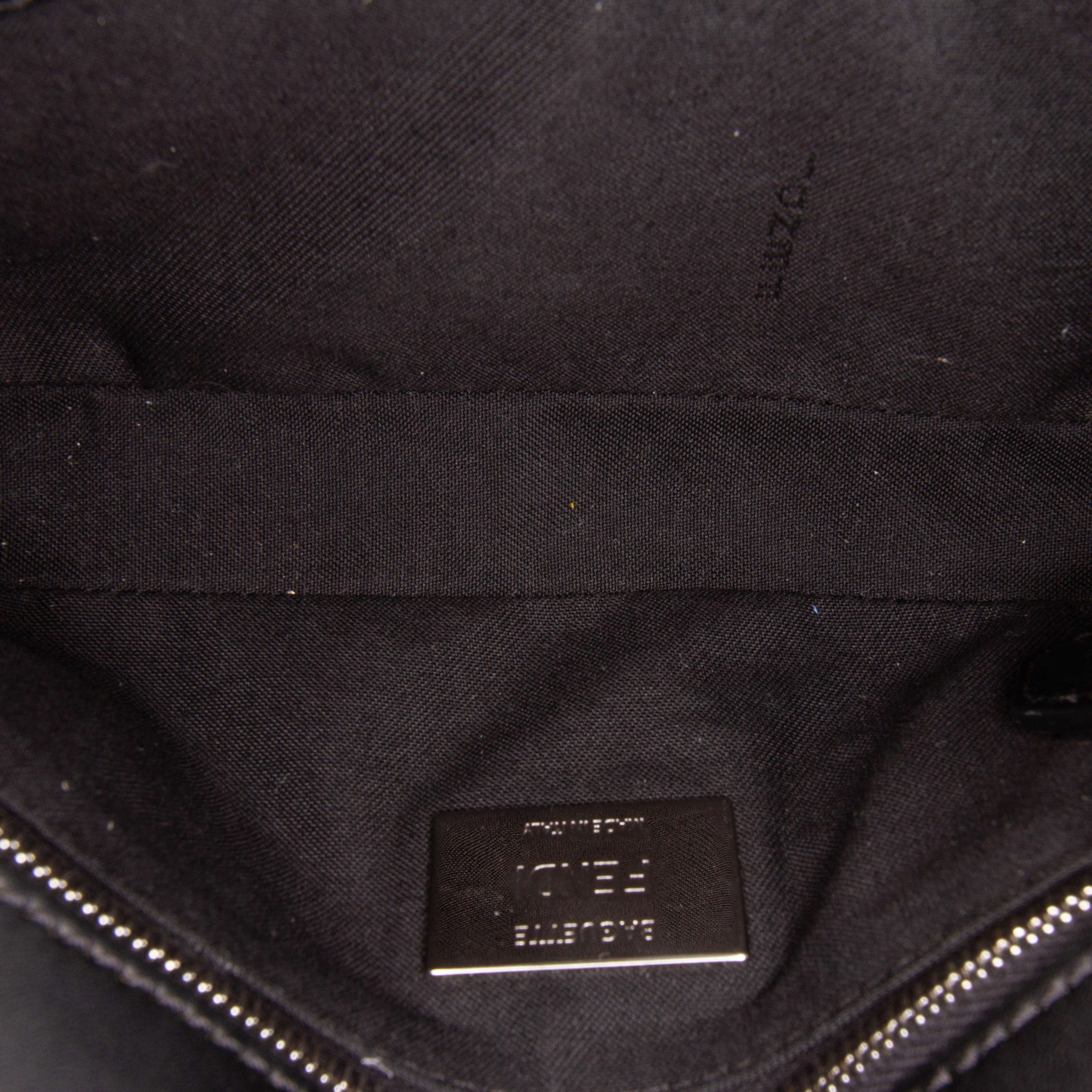 Fendi Zucca Coated Canvas Ff 1974 Diagonal Convertible Baguette Satchel, från Luxclusif, i färgen black. Klicka för att öppna bilden i stort format