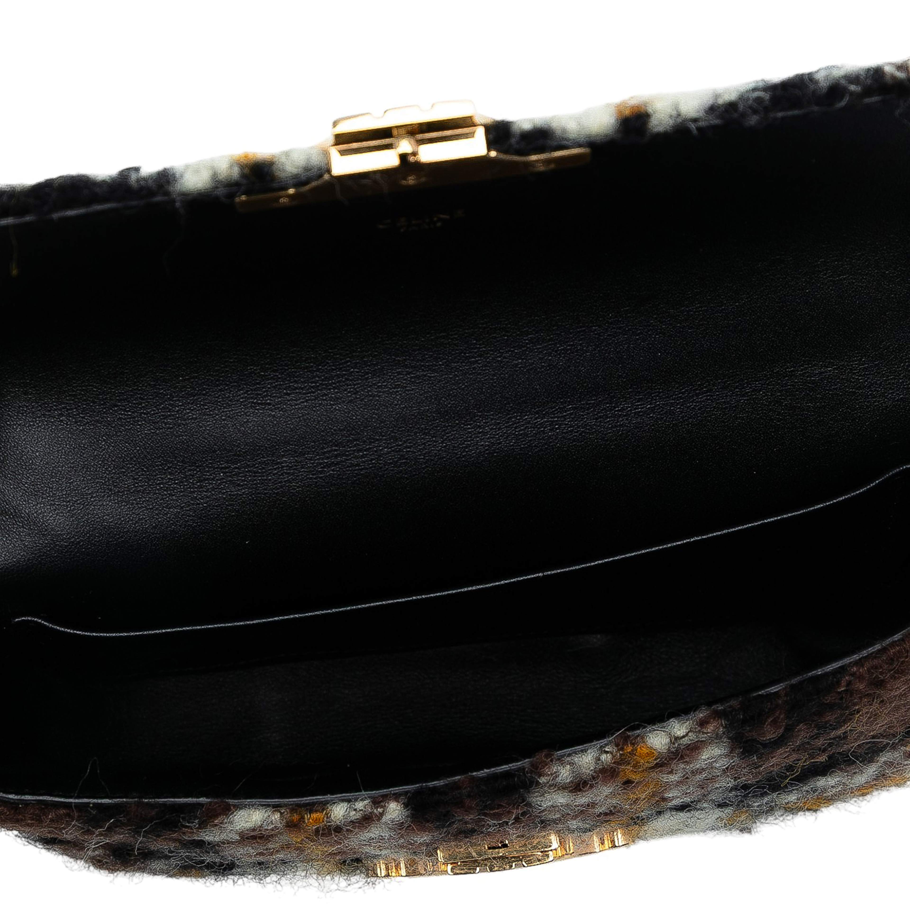 Celine Wool Triomphe Chain Shoulder Bag, från Luxclusif, i färgen black. Klicka för att öppna bilden i stort format