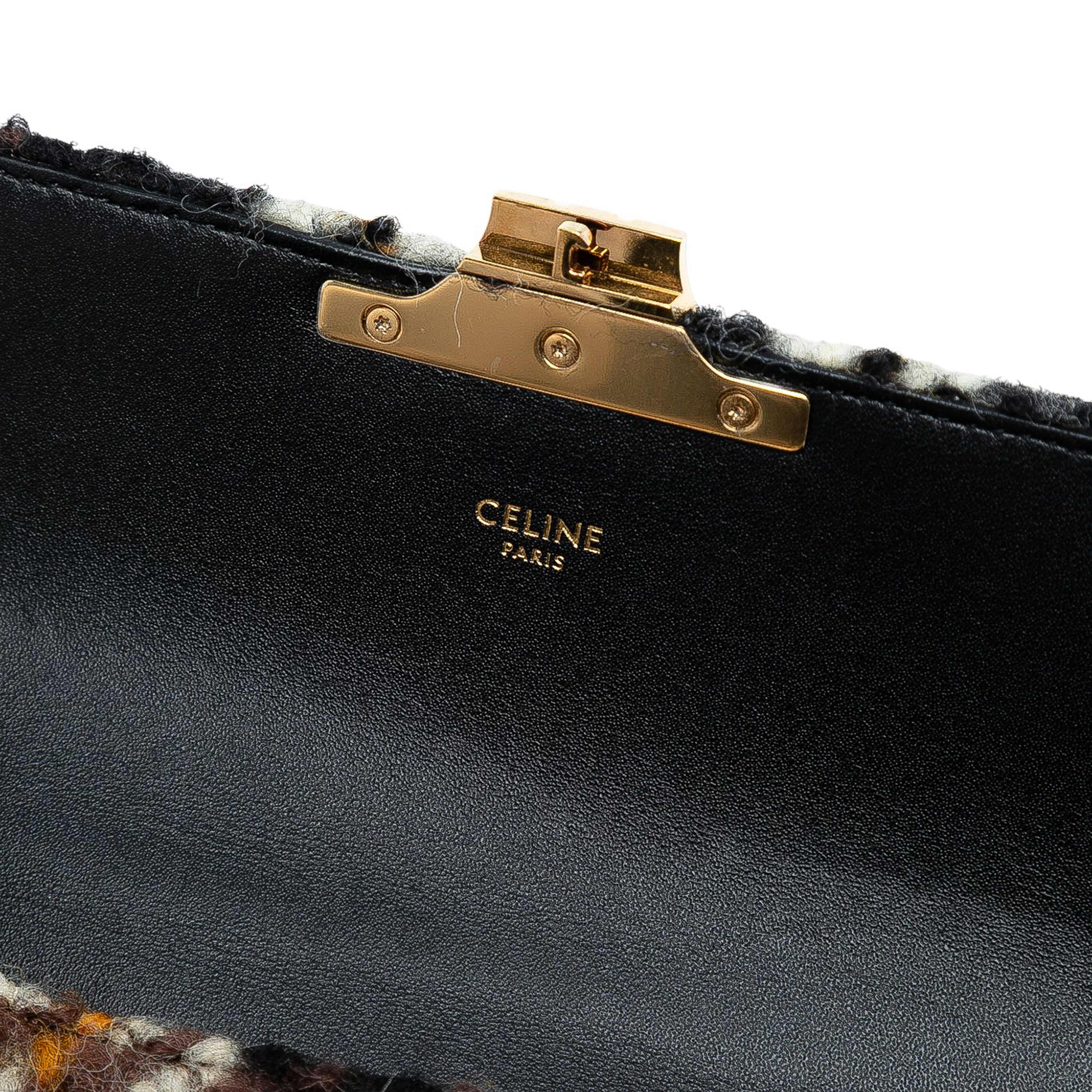 Celine Wool Triomphe Chain Shoulder Bag, från Luxclusif, i färgen black. Klicka för att öppna bilden i stort format