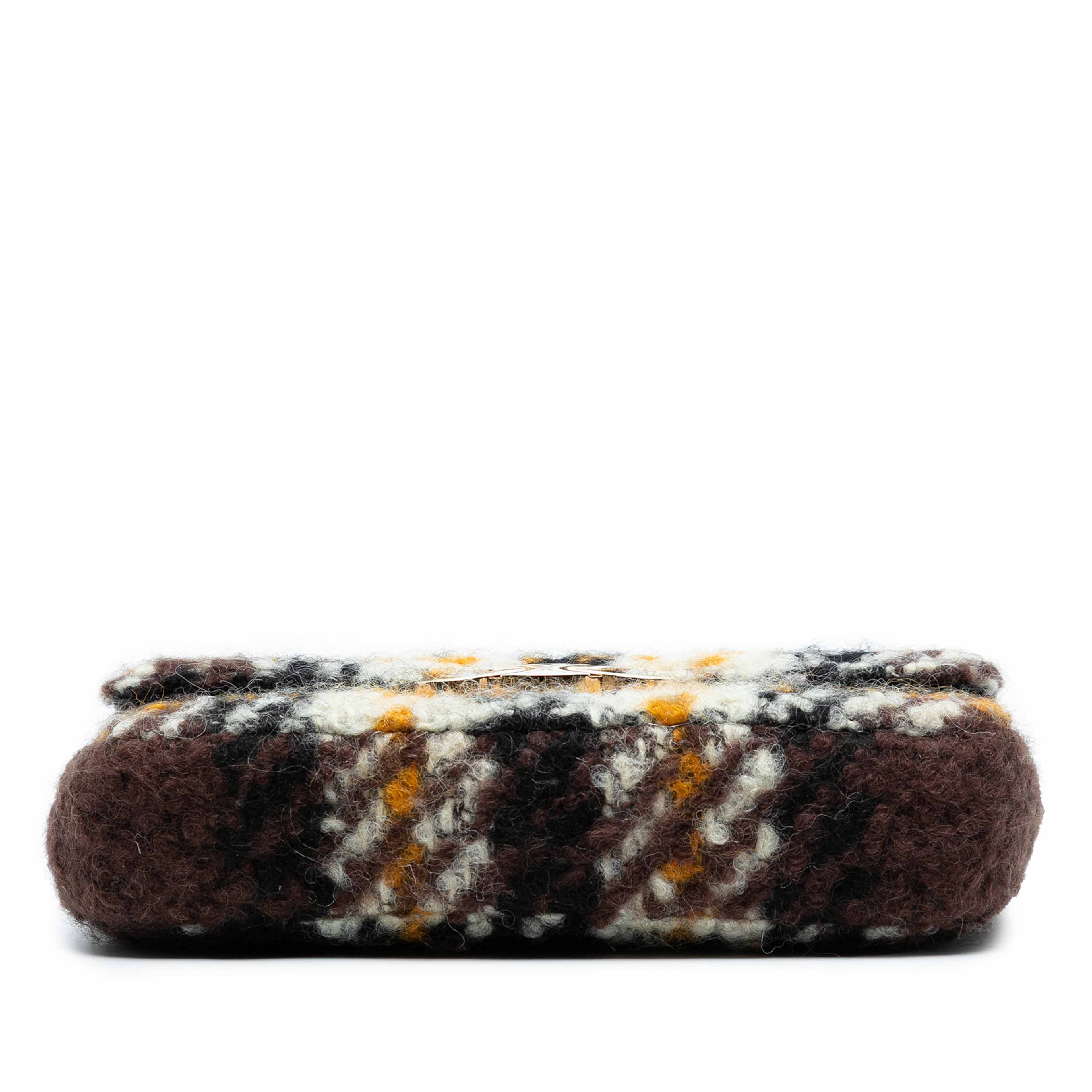 Celine Wool Triomphe Chain Shoulder Bag, från Luxclusif, i färgen black. Klicka för att öppna bilden i stort format