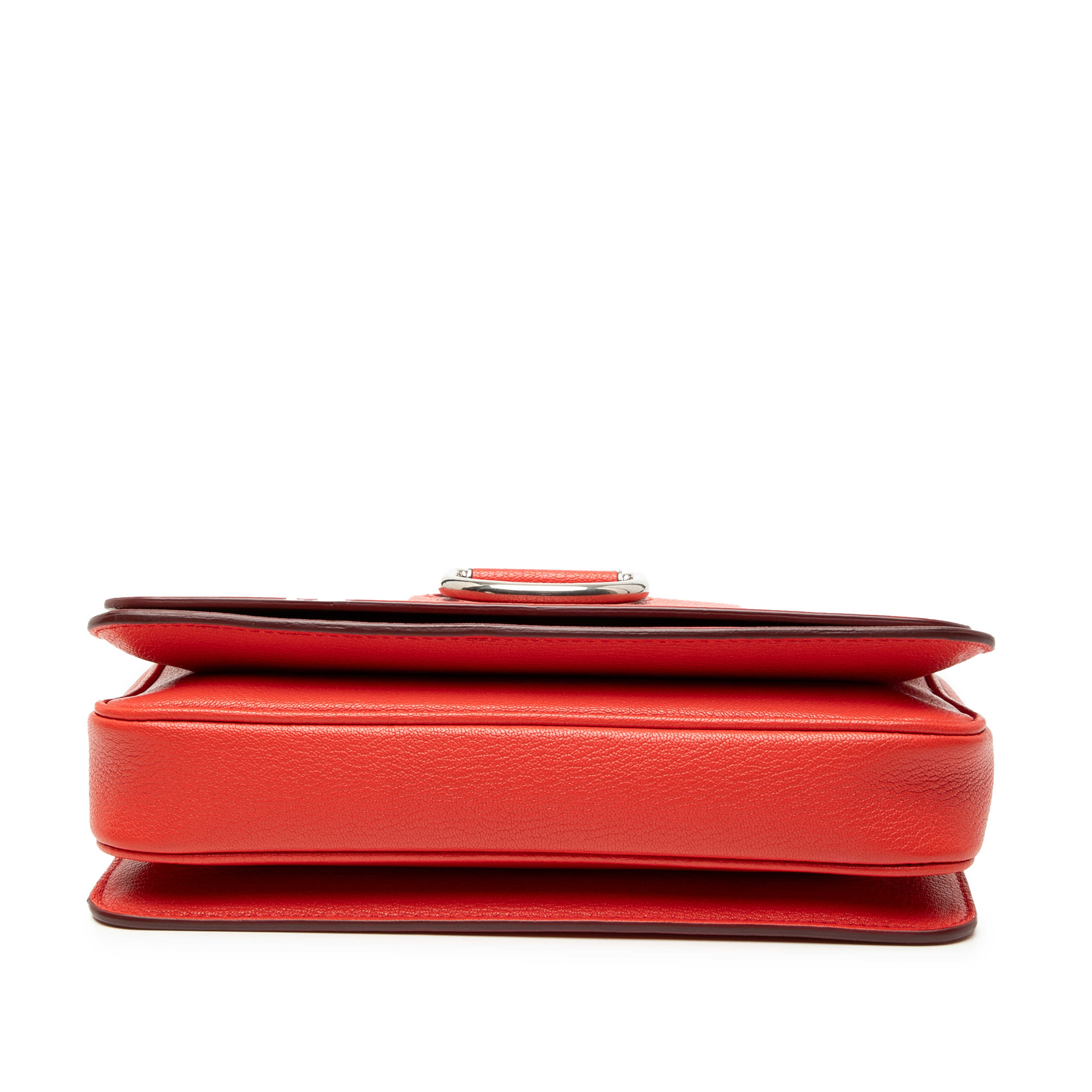 Burberry Medium Leather D Ring Crossbody, från Luxclusif, i färgen red. Klicka för att öppna bilden i stort format