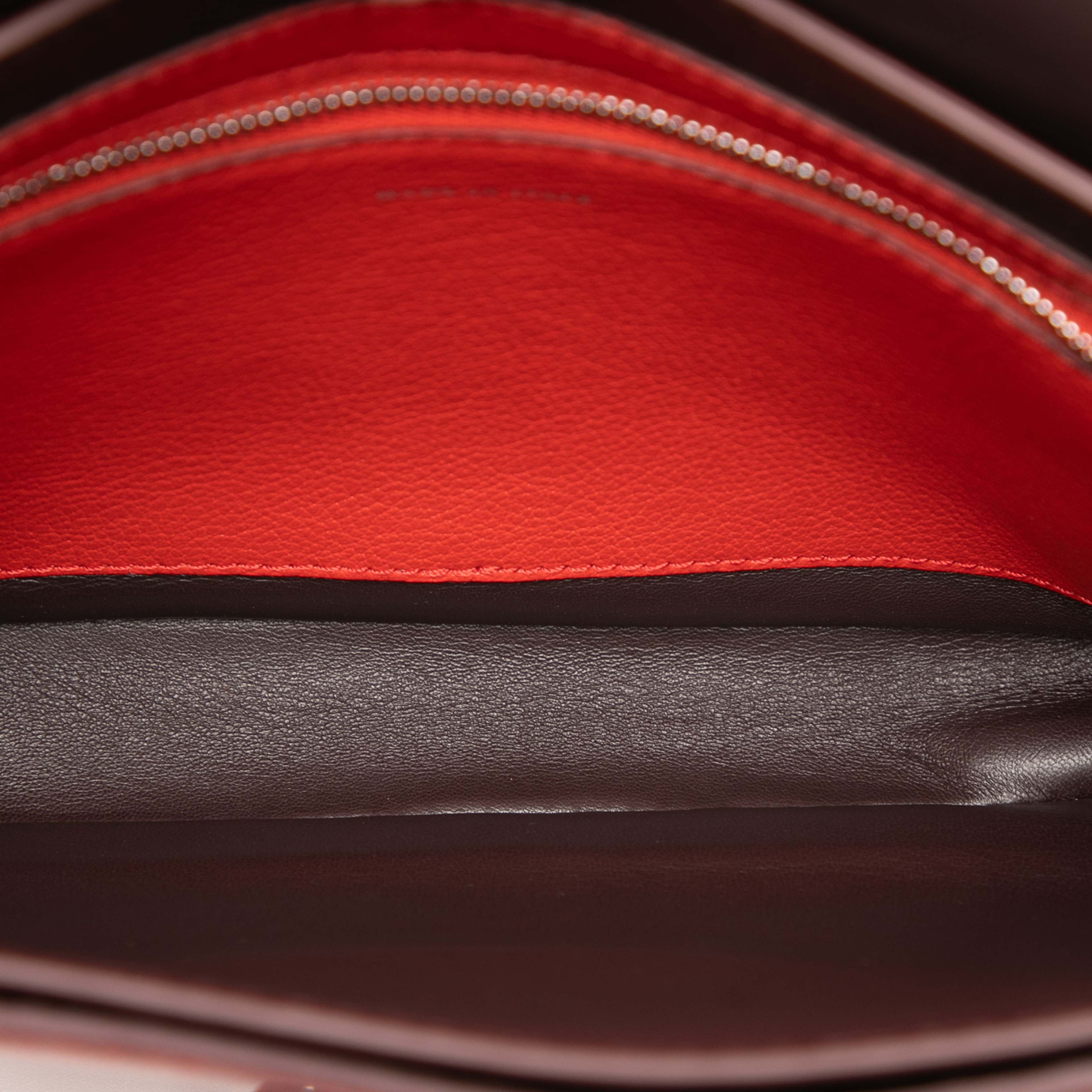 Burberry Medium Leather D Ring Crossbody, från Luxclusif, i färgen red. Klicka för att öppna bilden i stort format