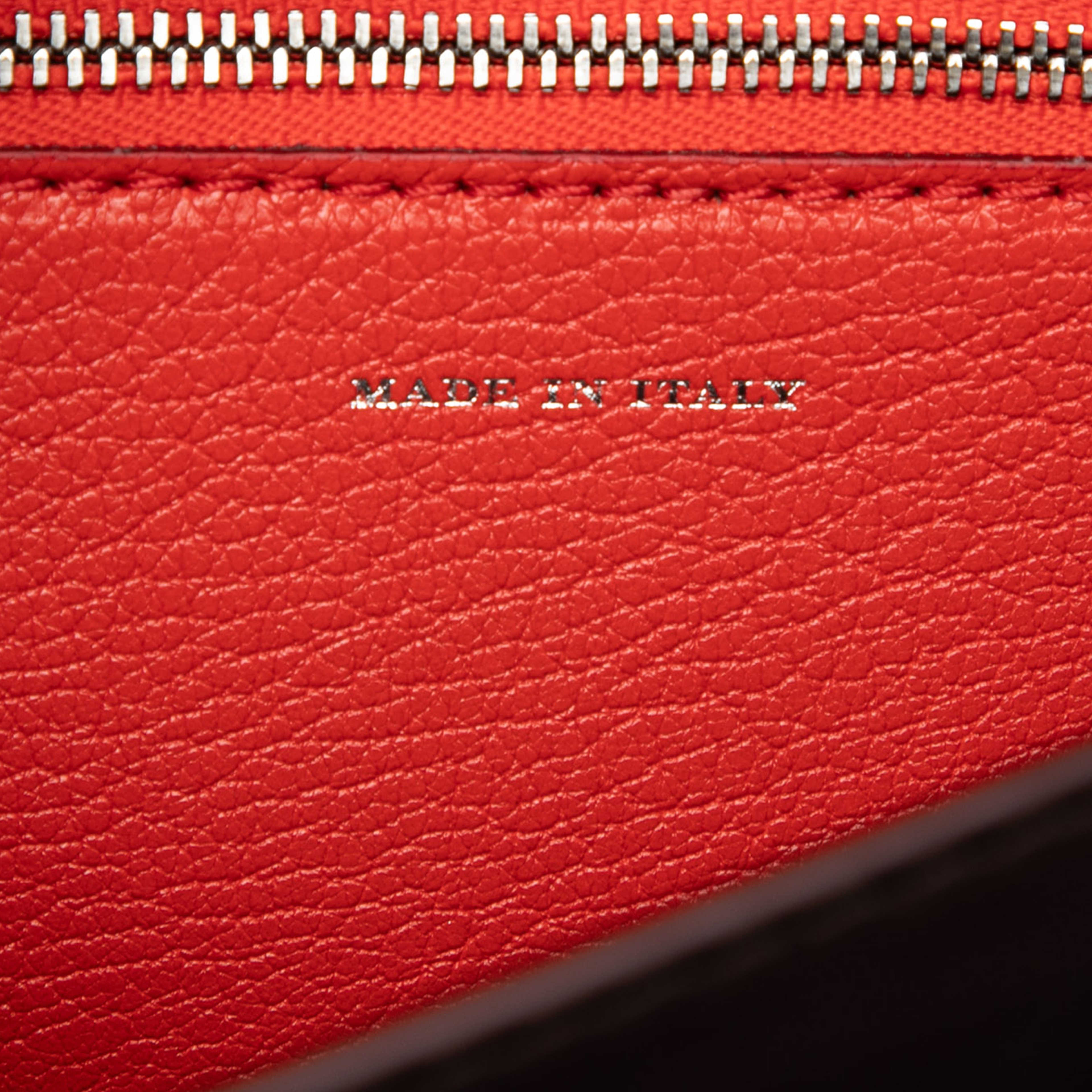 Burberry Medium Leather D Ring Crossbody, från Luxclusif, i färgen red. Klicka för att öppna bilden i stort format