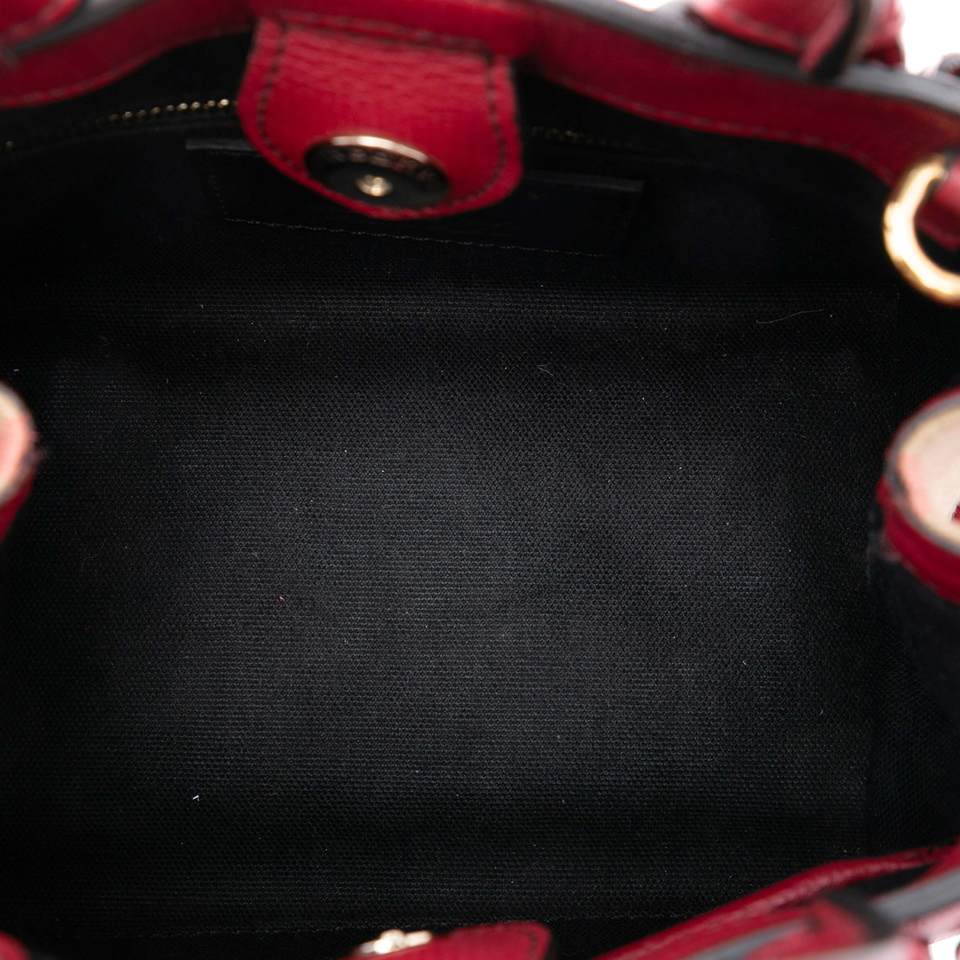 Burberry Small Grainy Calfskin And House Check Banner Satchel, från Luxclusif, i färgen red. Klicka för att öppna bilden i stort format