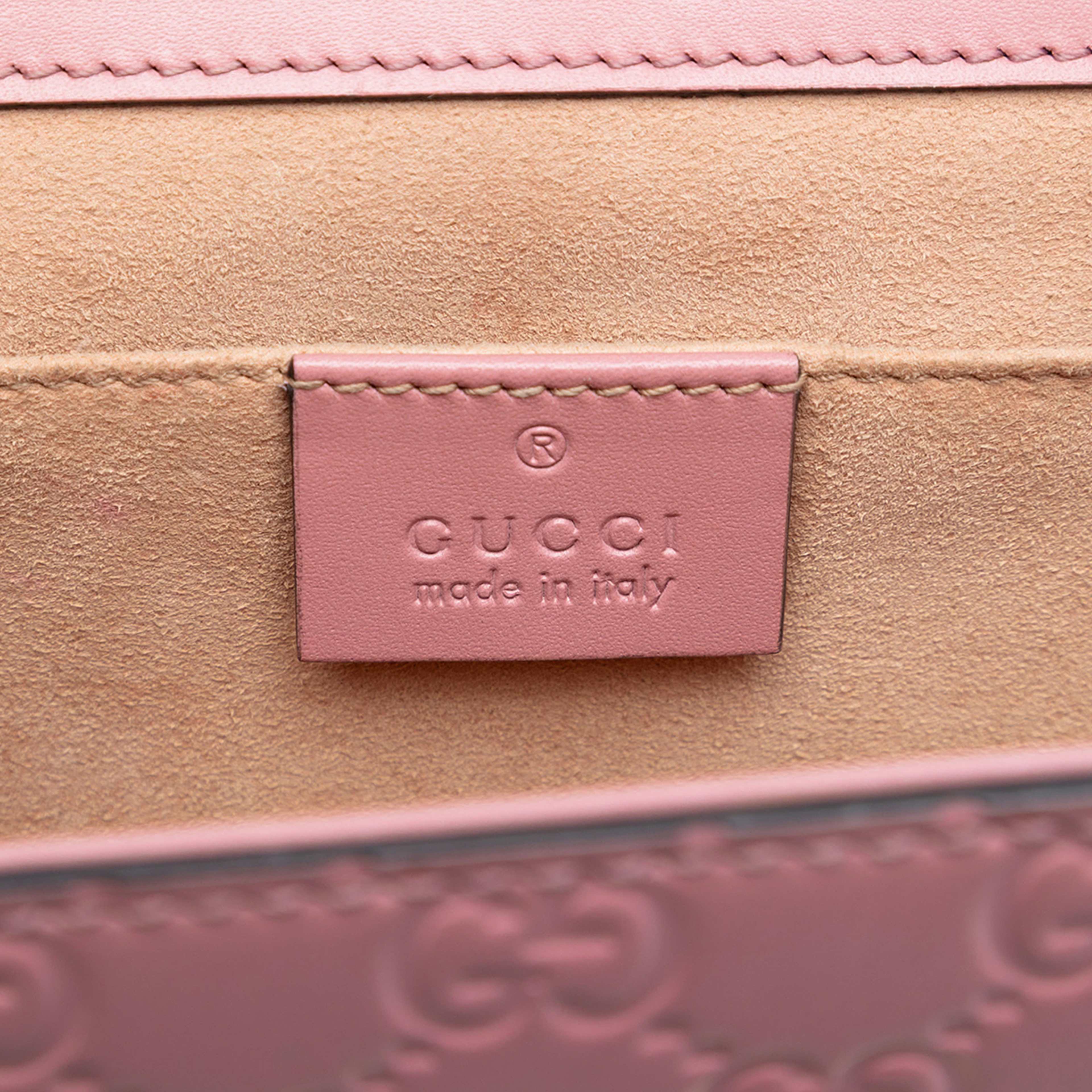 Gucci Small Guccissima Padlock Crossbody, från Luxclusif, i färgen pink. Klicka för att öppna bilden i stort format