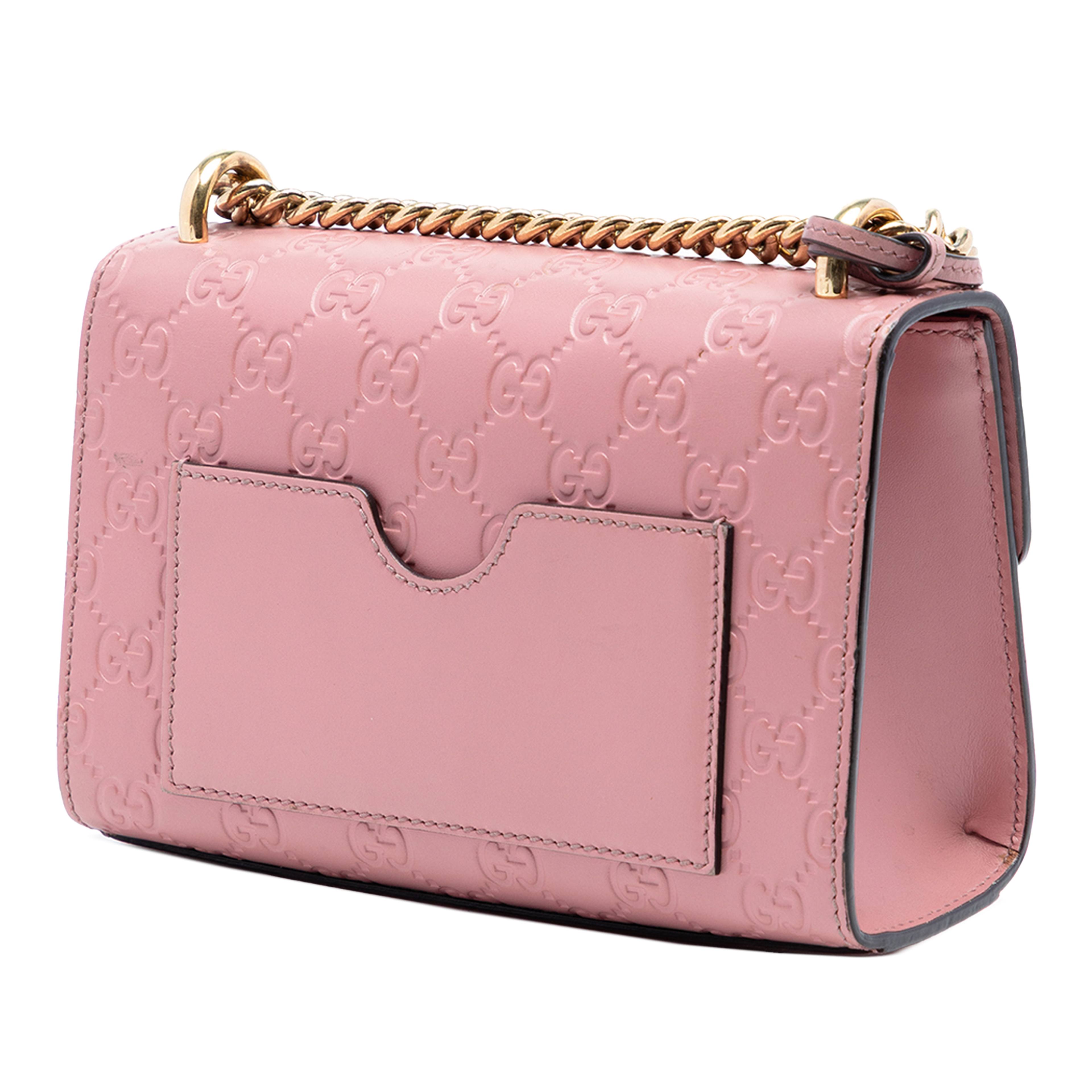 Gucci Small Guccissima Padlock Crossbody, från Luxclusif, i färgen pink. Klicka för att öppna bilden i stort format