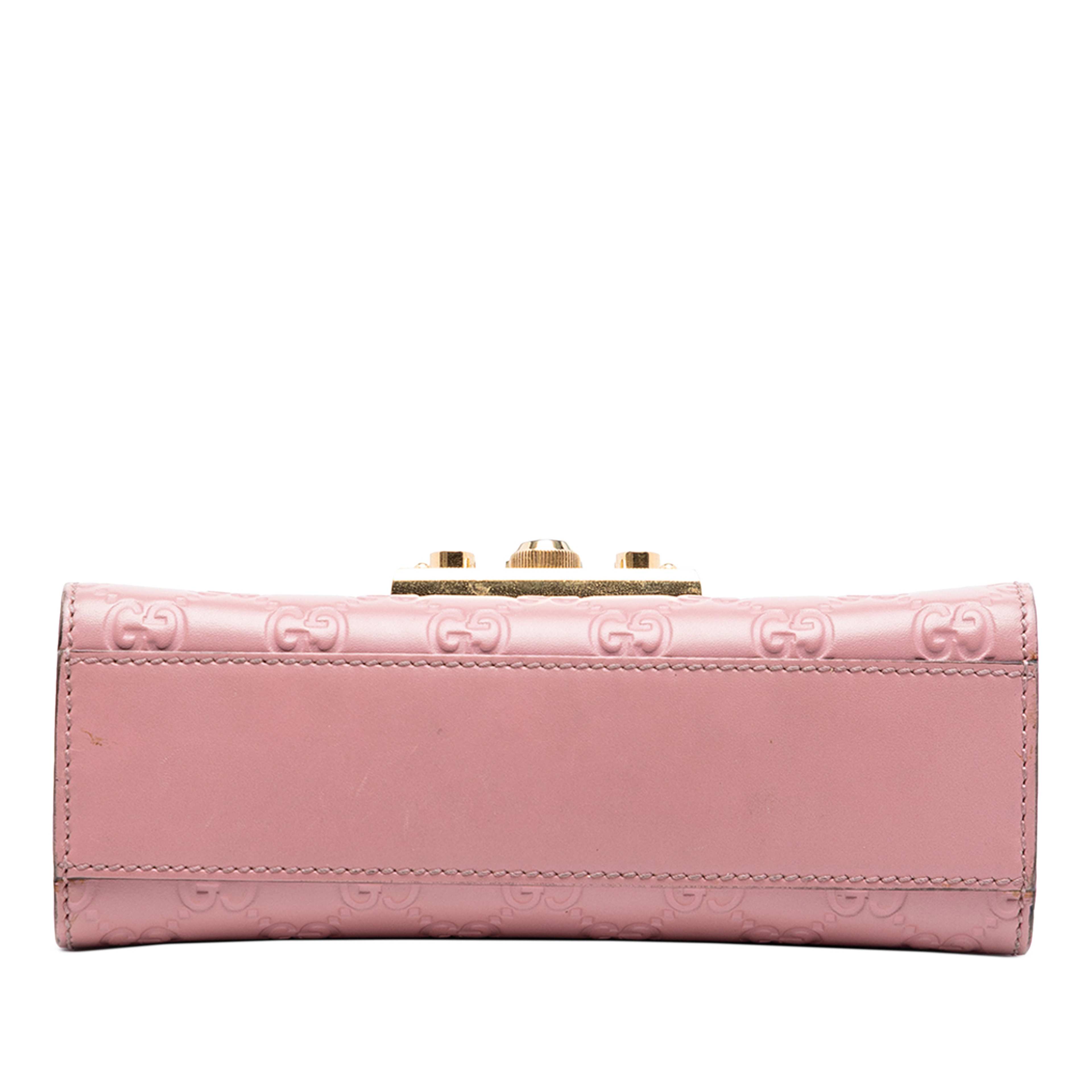 Gucci Small Guccissima Padlock Crossbody, från Luxclusif, i färgen pink. Klicka för att öppna bilden i stort format