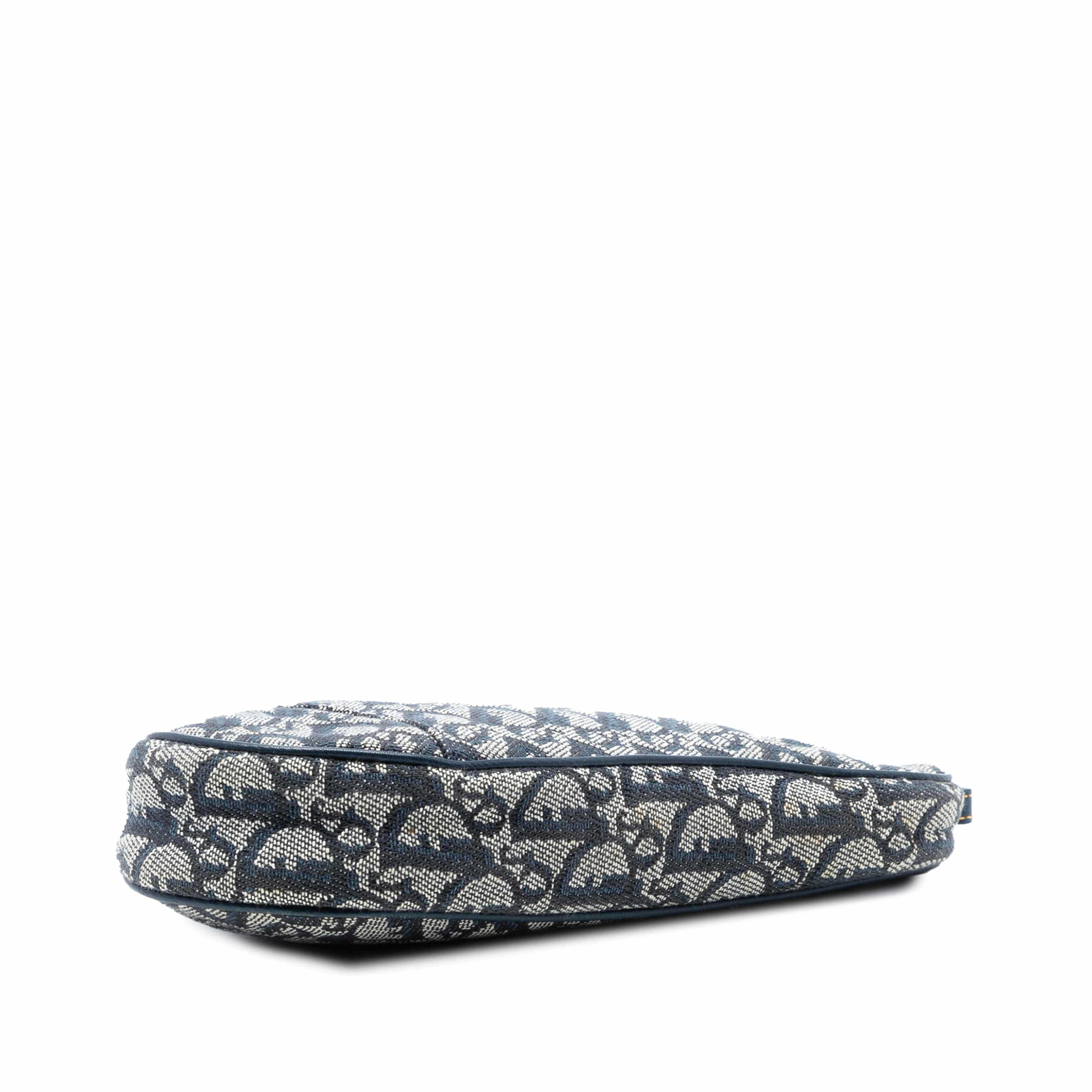 Dior Mini Diorissimo Canvas Saddle Pochette, från Luxclusif, i färgen navy. Klicka för att öppna bilden i stort format
