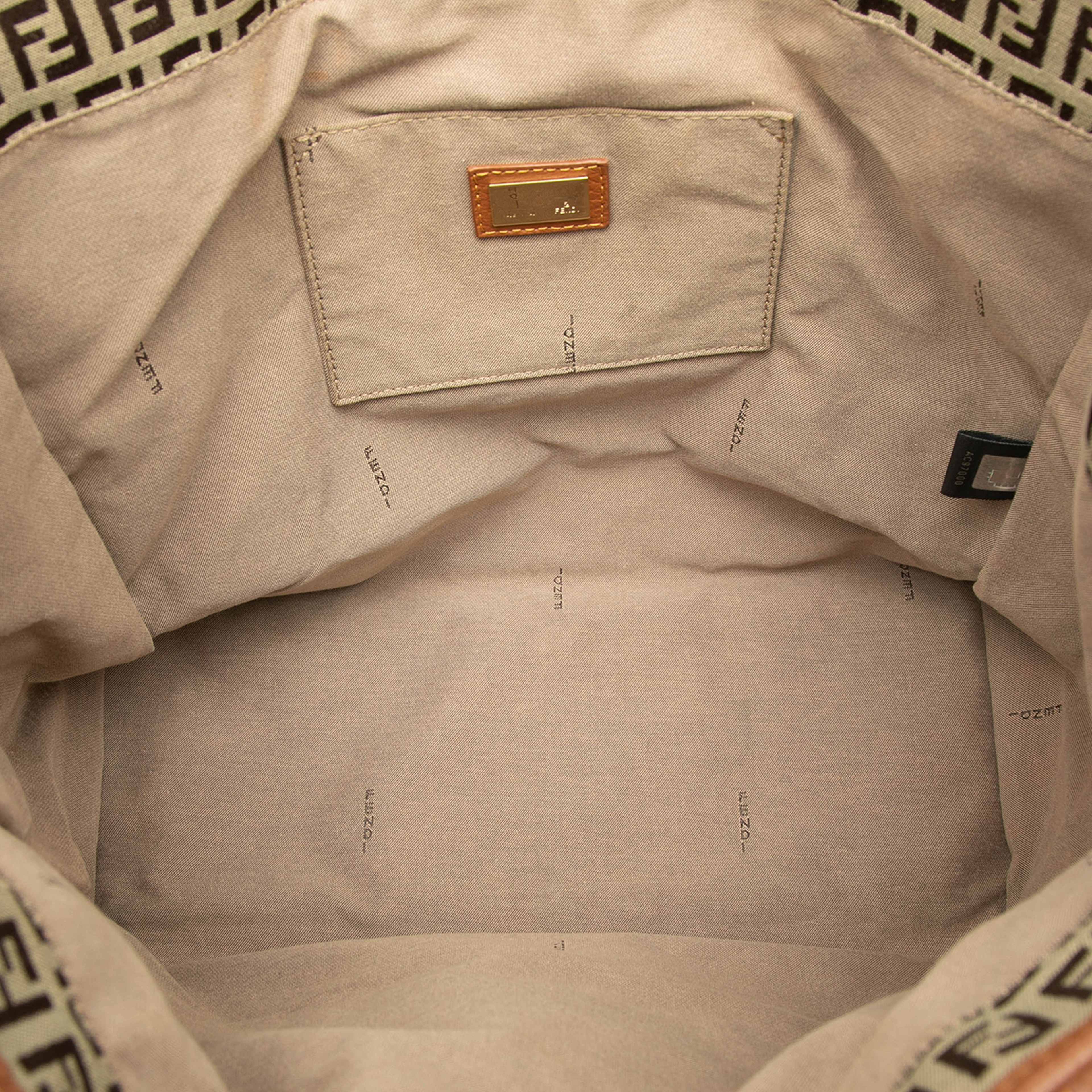 Fendi Zucchino Canvas Tote, från Luxclusif, i färgen light brown. Klicka för att öppna bilden i stort format