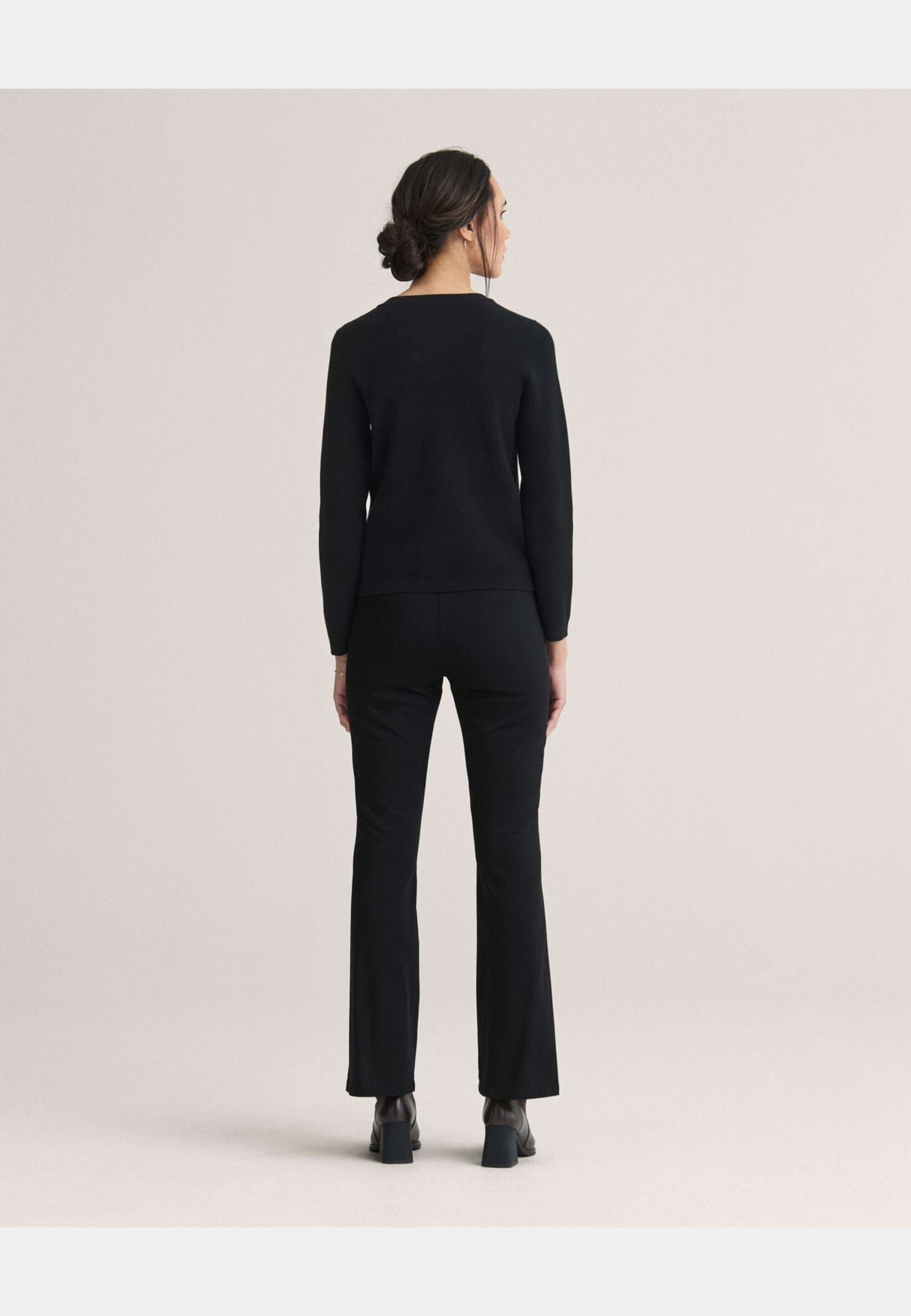 Cardigan Arly, från Newhouse, i färgen svart. Klicka för att öppna bilden i stort format