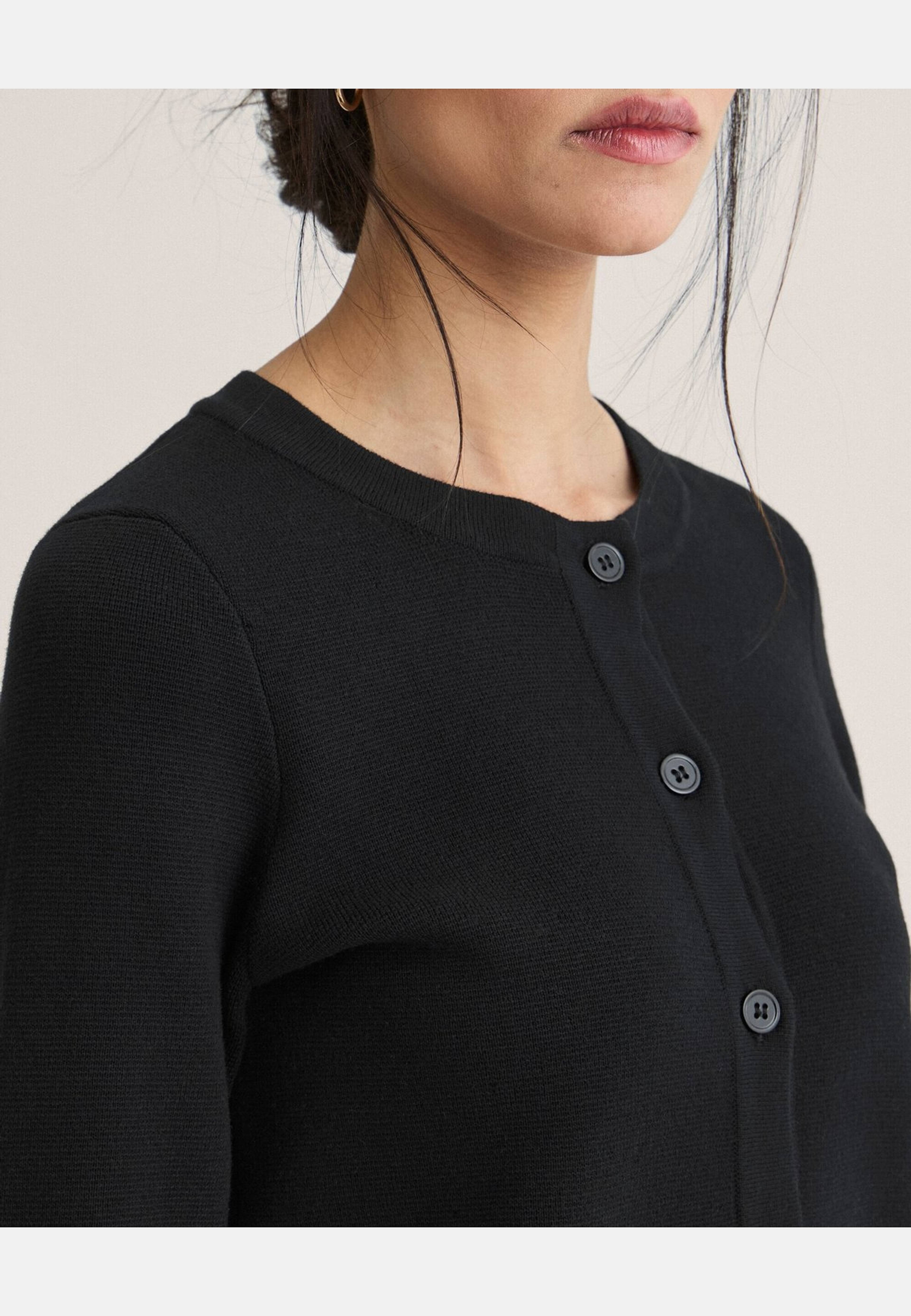 Cardigan Arly, från Newhouse, i färgen svart. Klicka för att öppna bilden i stort format