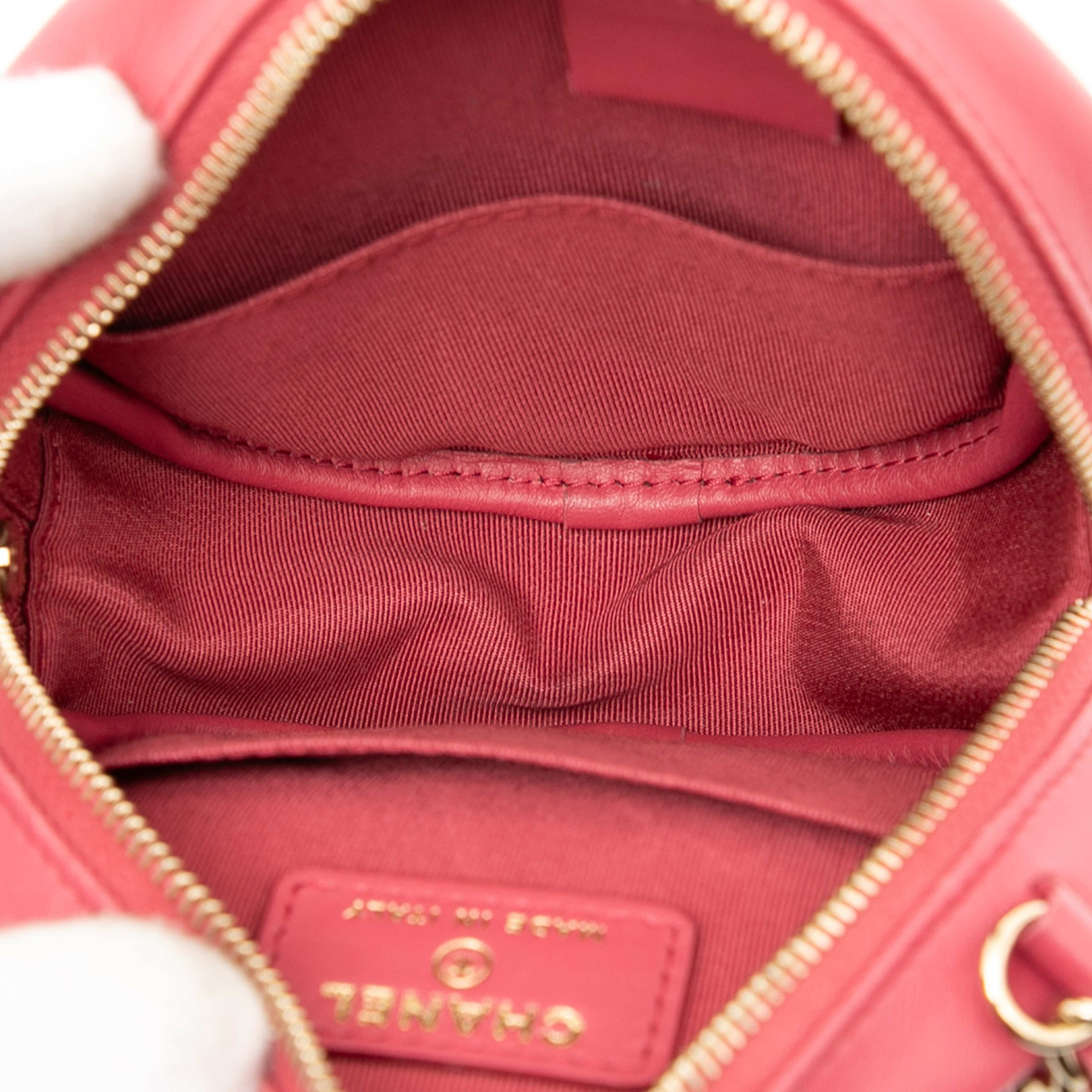 Chanel Cc Quilted Lambskin Round Clutch With Chain, från Luxclusif, i färgen blush. Klicka för att öppna bilden i stort format