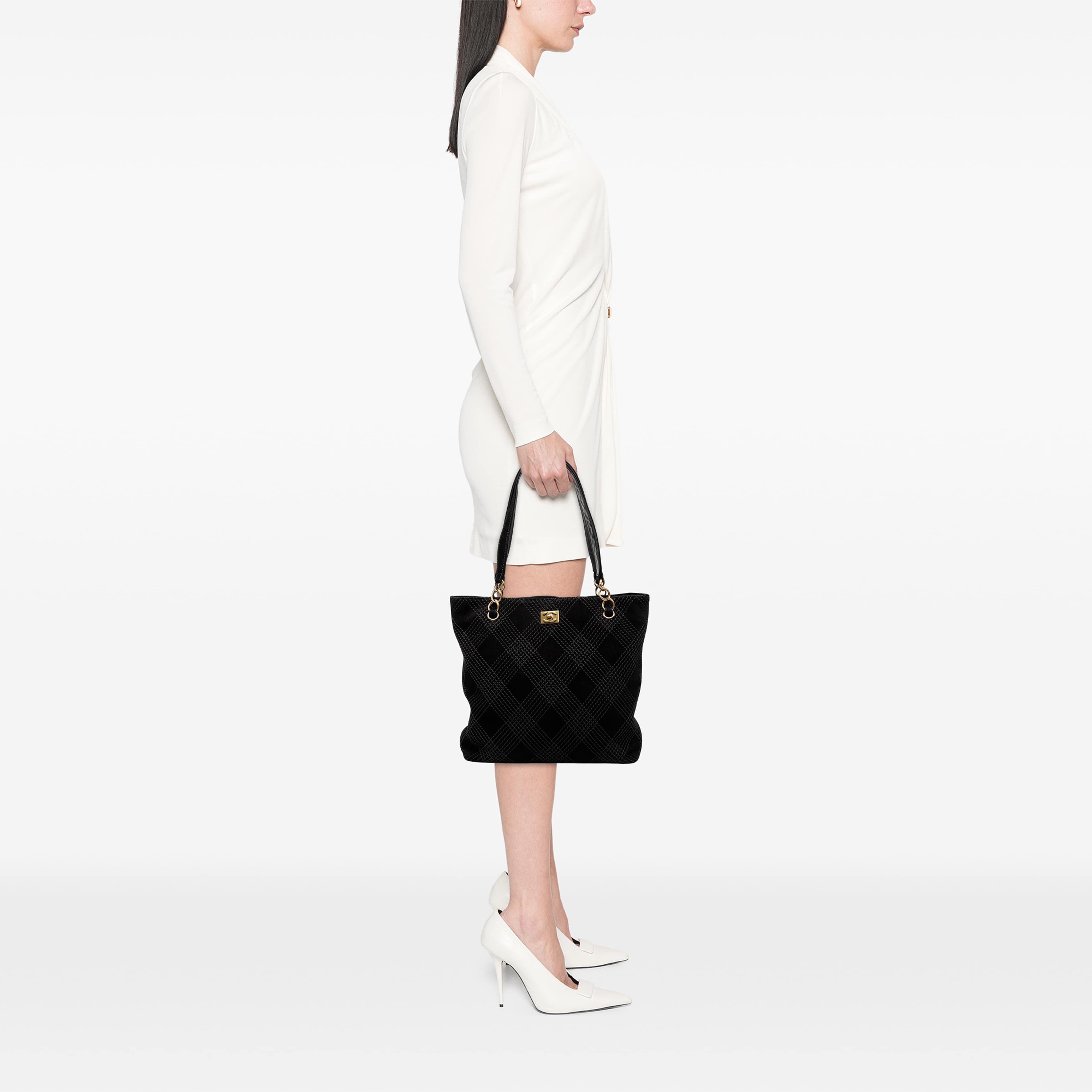 Chanel Cc Stitched Suede Tote, från Luxclusif, i färgen svart. Klicka för att öppna bilden i stort format