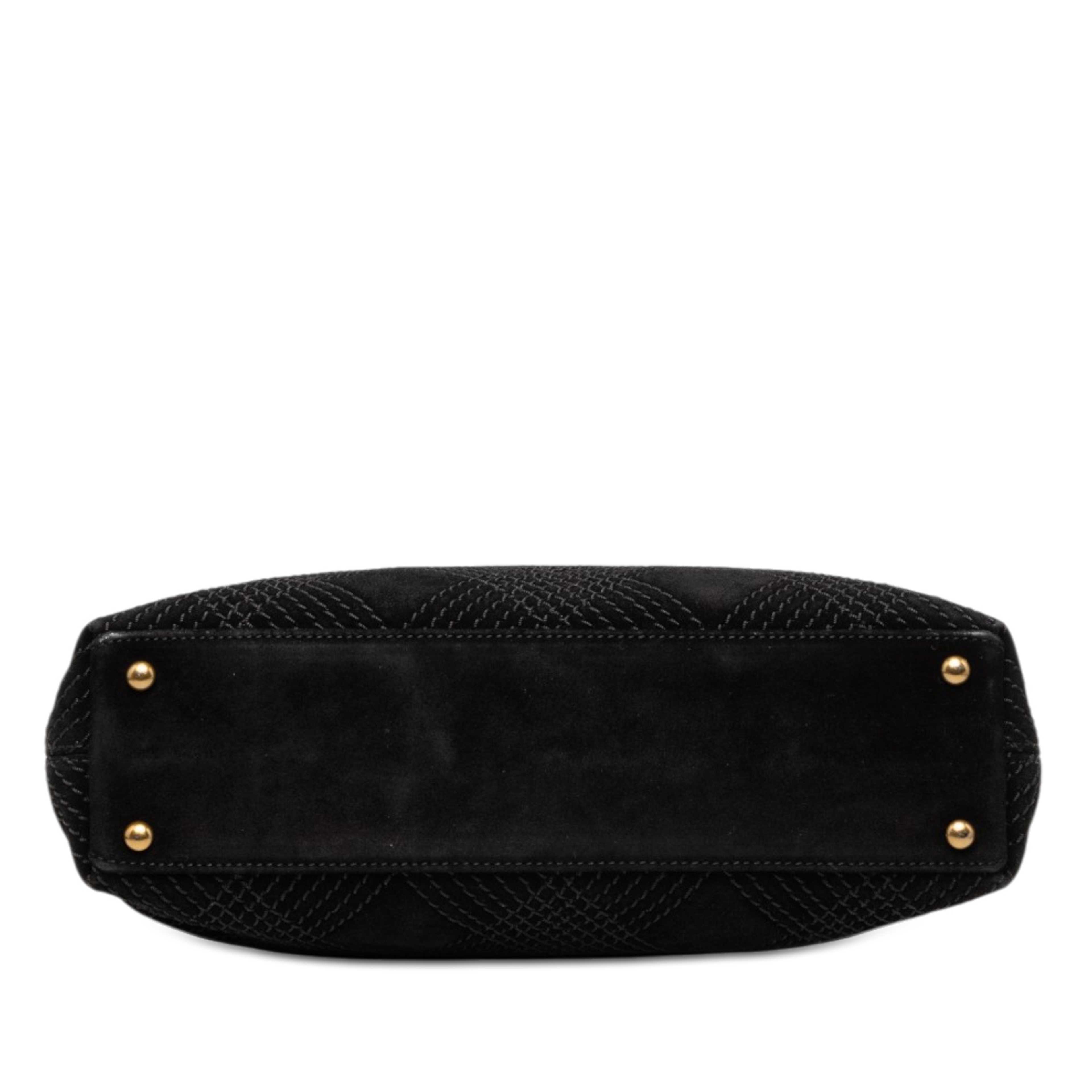 Chanel Cc Stitched Suede Tote, från Luxclusif, i färgen svart. Klicka för att öppna bilden i stort format