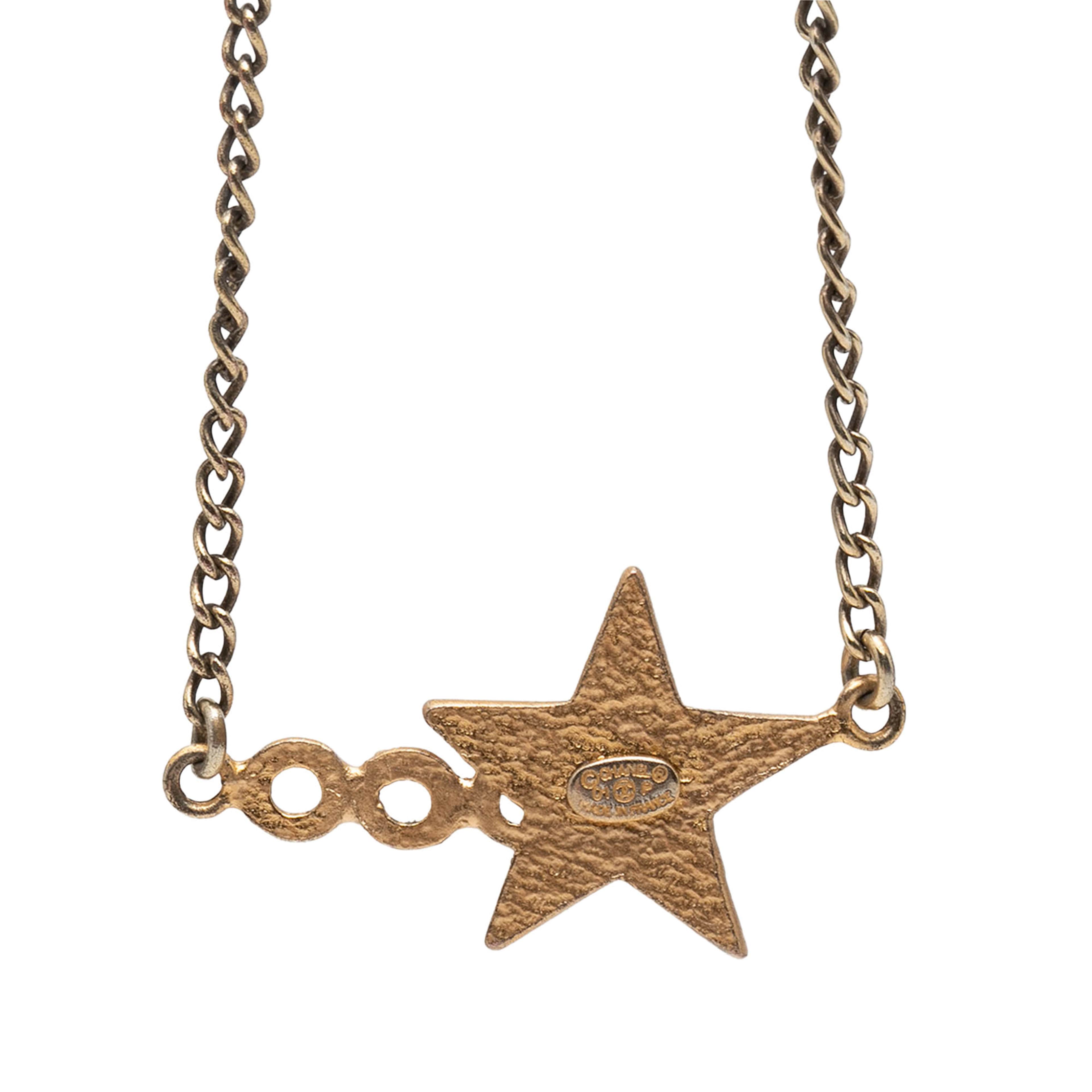 Chanel Cc Gold Plated Enamel Coco Star Pendant Necklace, från Luxclusif, i färgen gold. Klicka för att öppna bilden i stort format