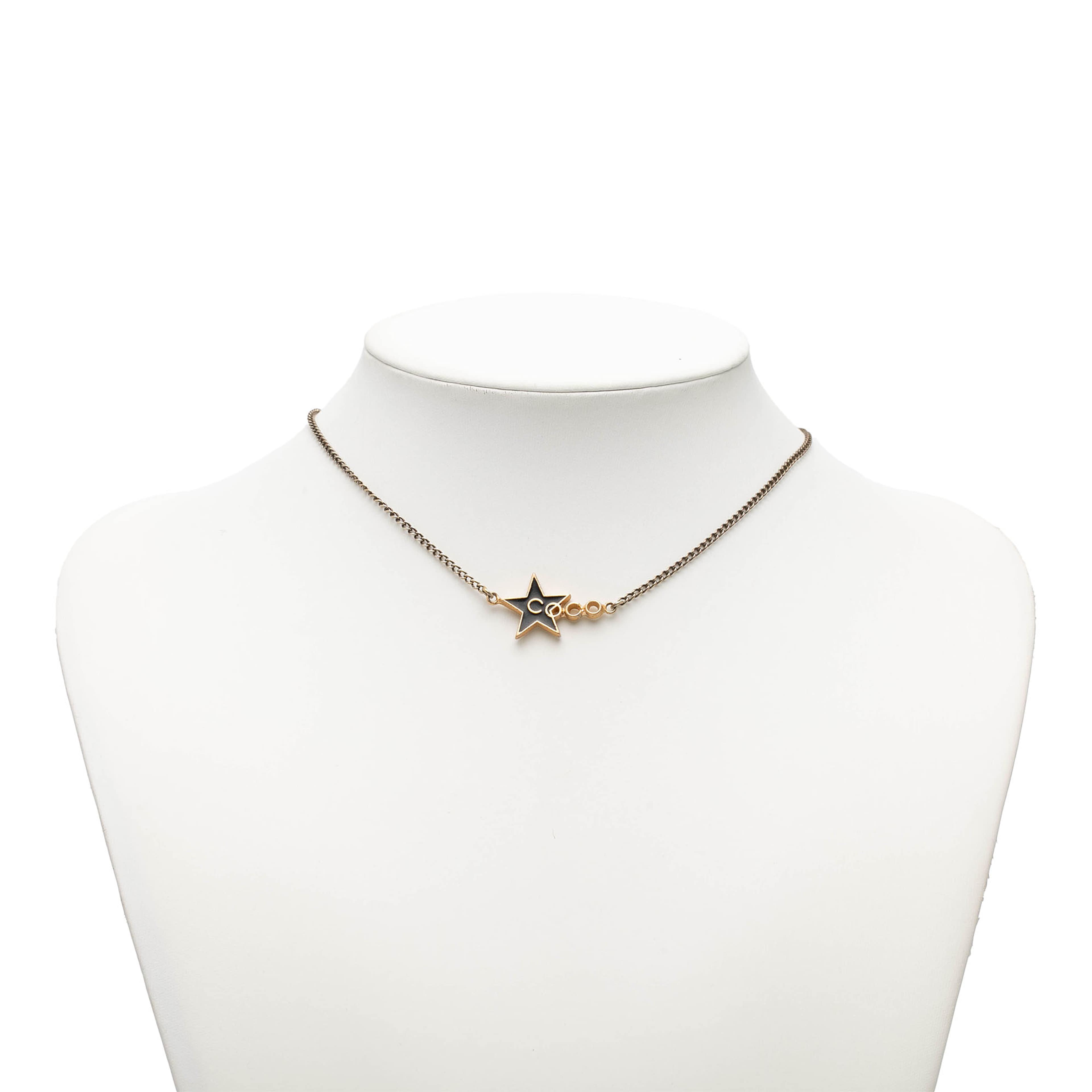 Chanel Cc Gold Plated Enamel Coco Star Pendant Necklace, från Luxclusif, i färgen gold. Klicka för att öppna bilden i stort format